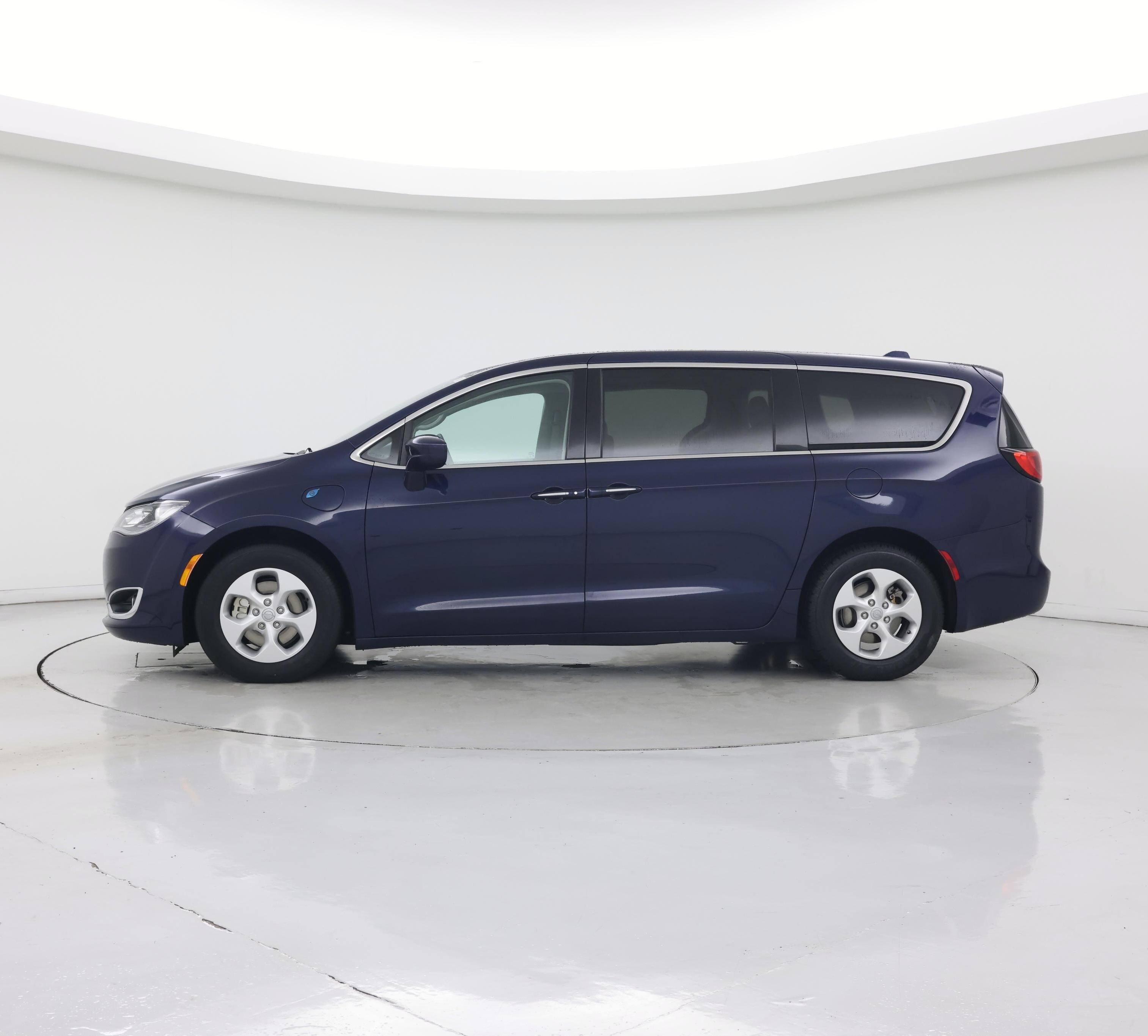 Thumbnail: 2018 Chrysler Pacifica - 3