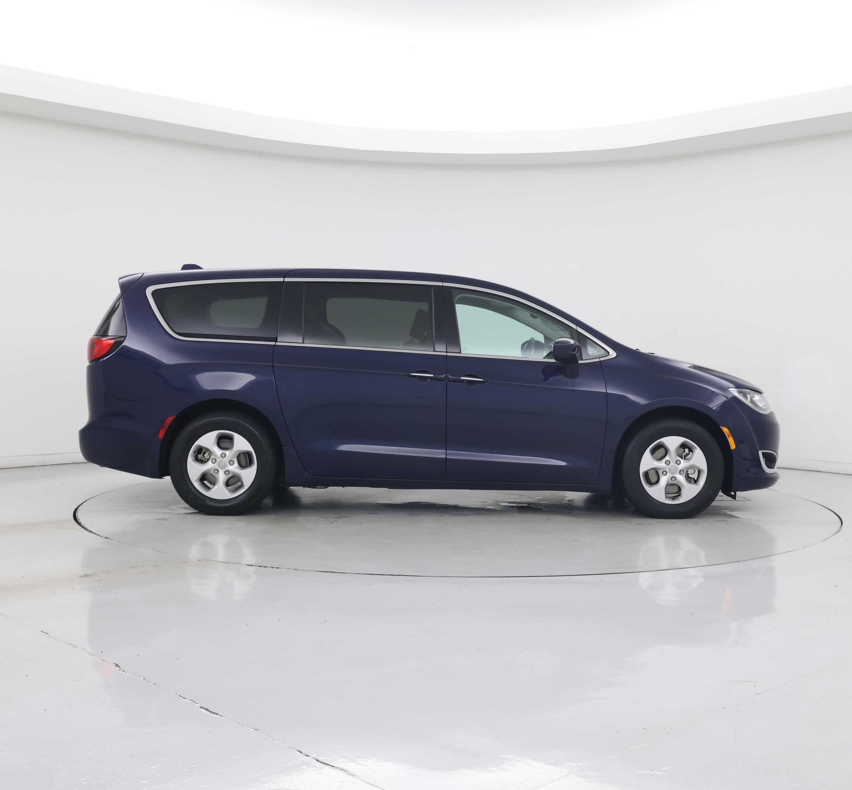 Thumbnail: 2018 Chrysler Pacifica - 7