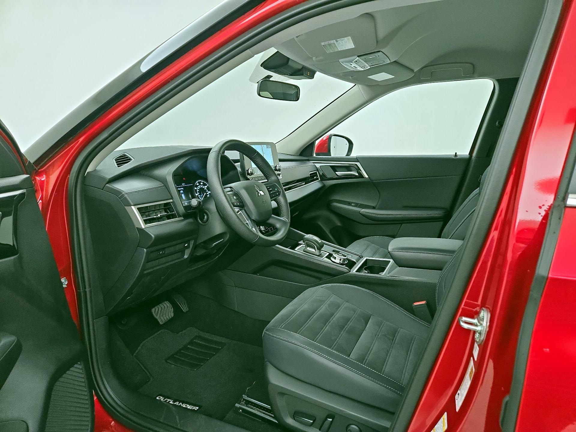 Thumbnail: 2024 Mitsubishi Outlander - 9