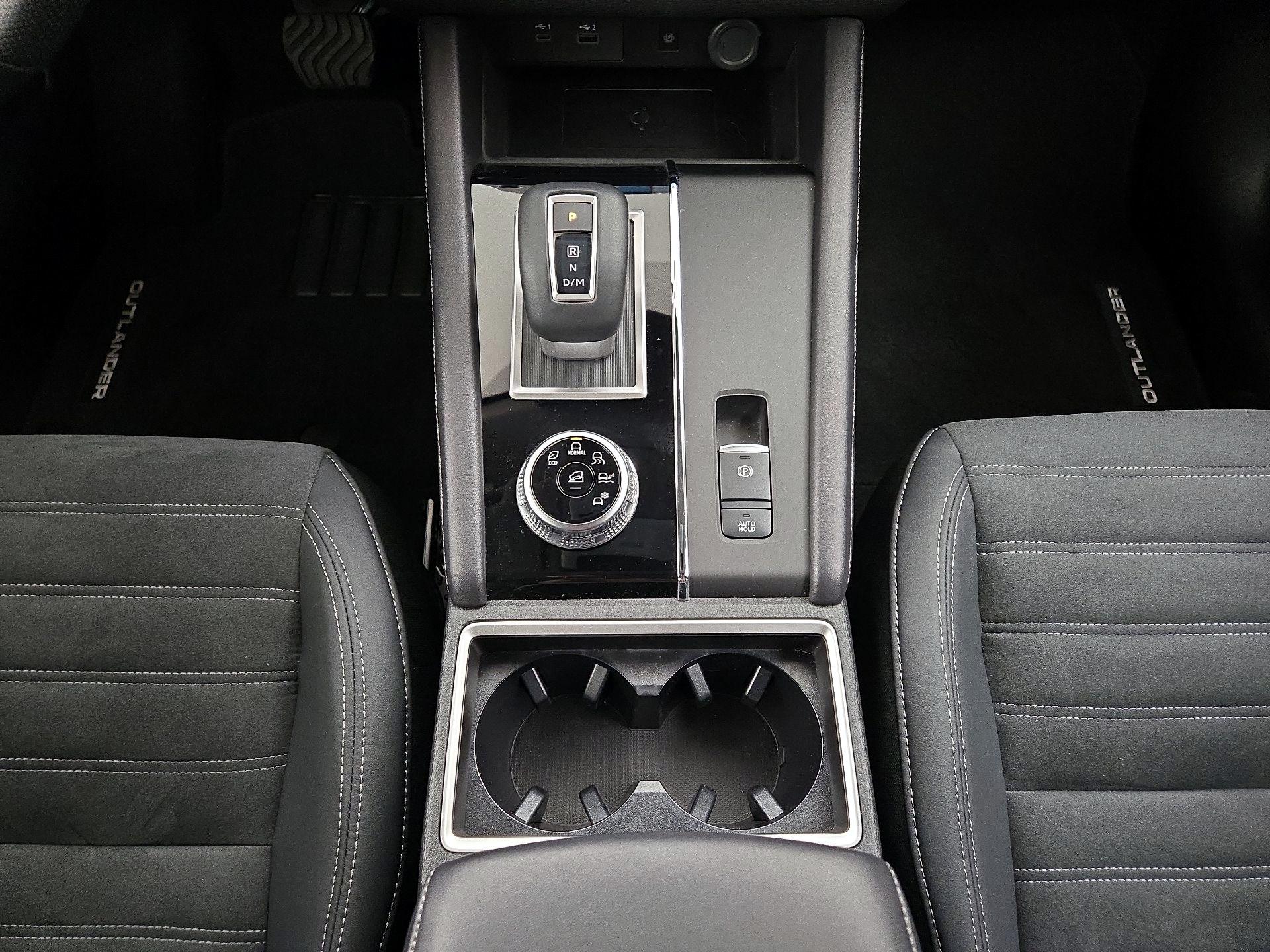 Thumbnail: 2024 Mitsubishi Outlander - 16