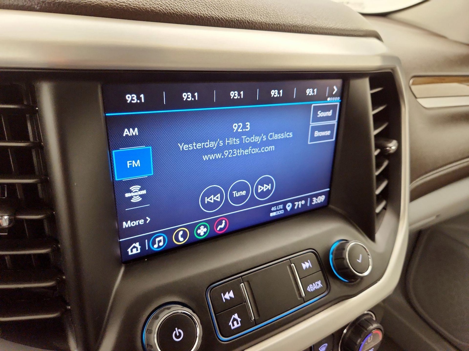 2022 GMC Acadia SLE - Photo 16