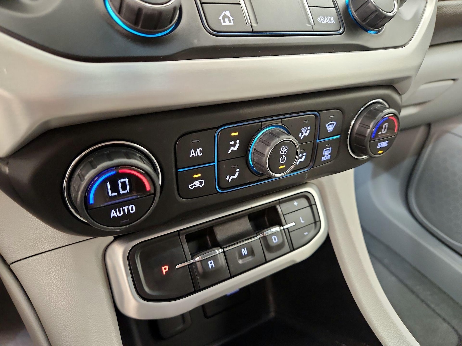 2022 GMC Acadia SLE - Photo 17