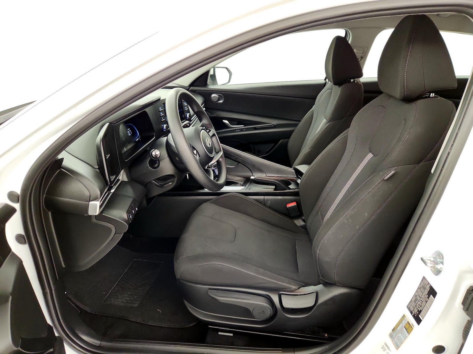 2025 Hyundai Elantra SE - Photo 12