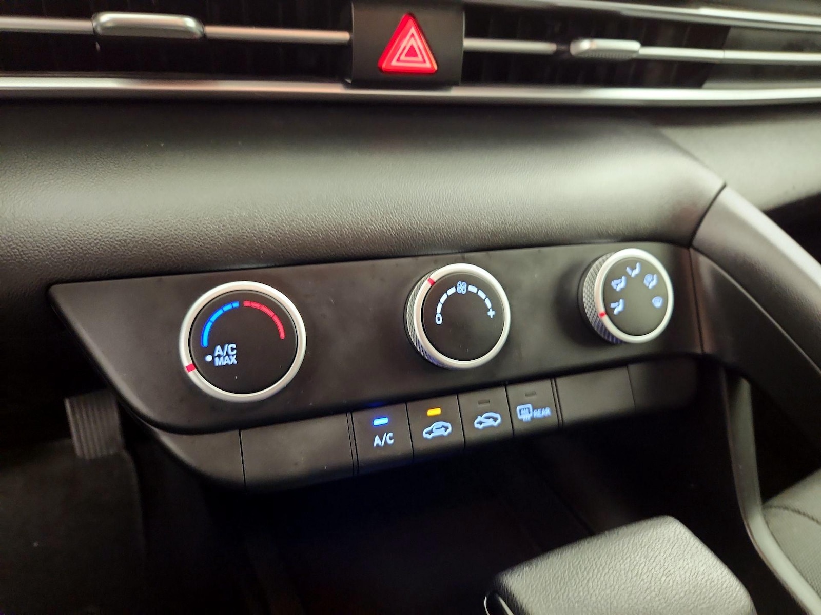 2025 Hyundai Elantra SE - Photo 17