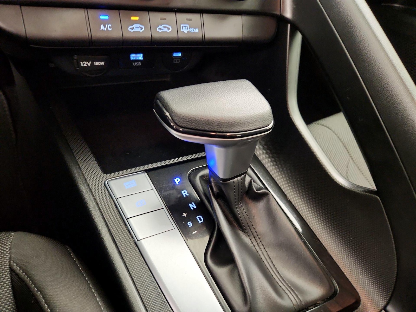 2025 Hyundai Elantra SE - Photo 18