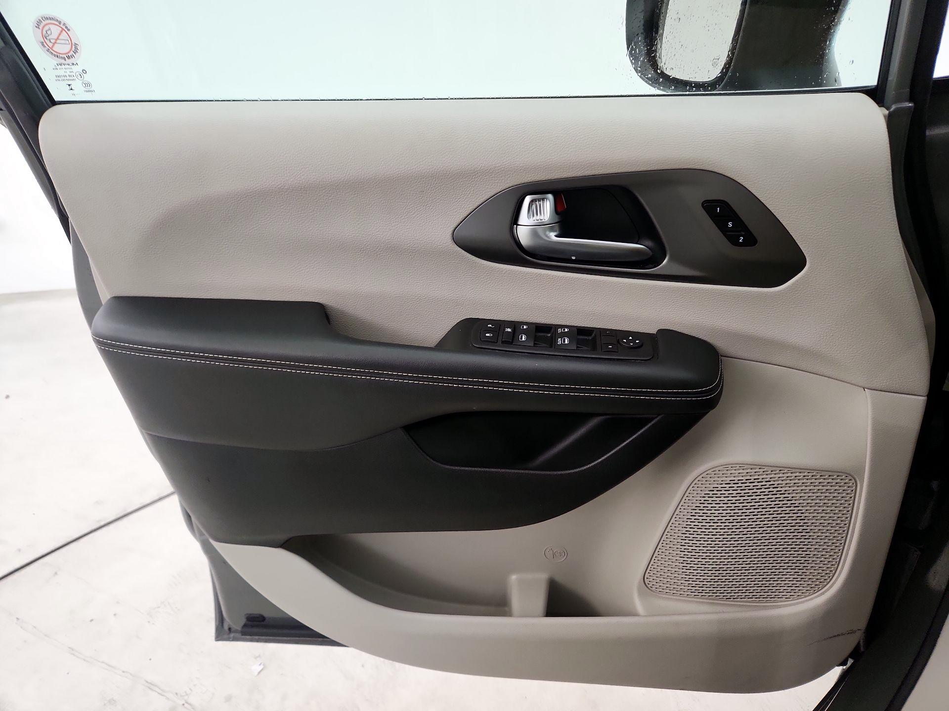 Thumbnail: 2023 Chrysler Pacifica - 12