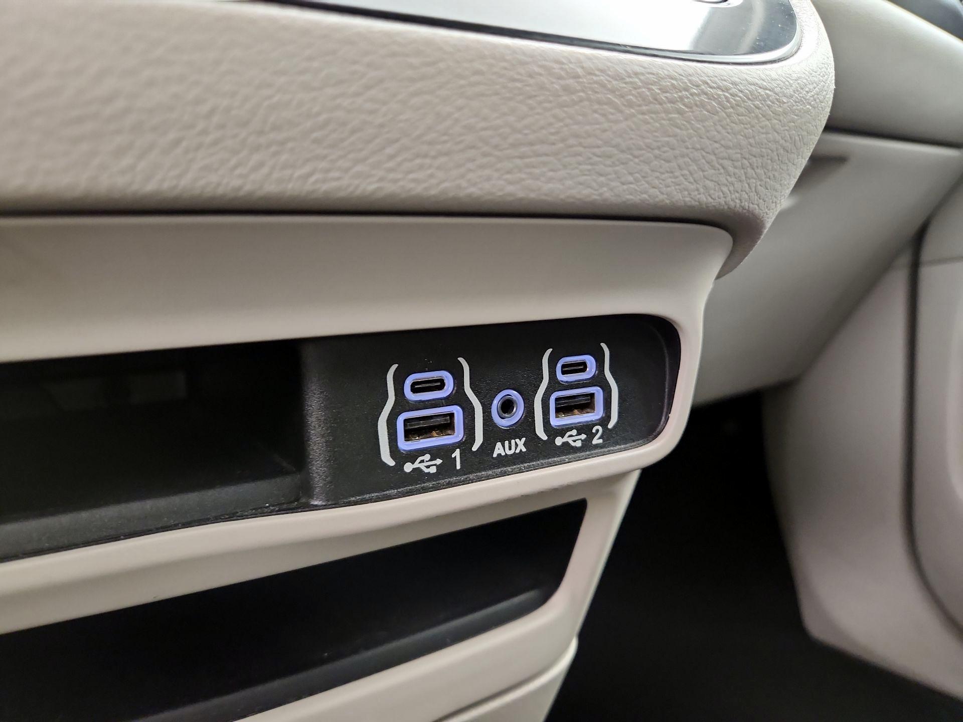 Thumbnail: 2023 Chrysler Pacifica - 18