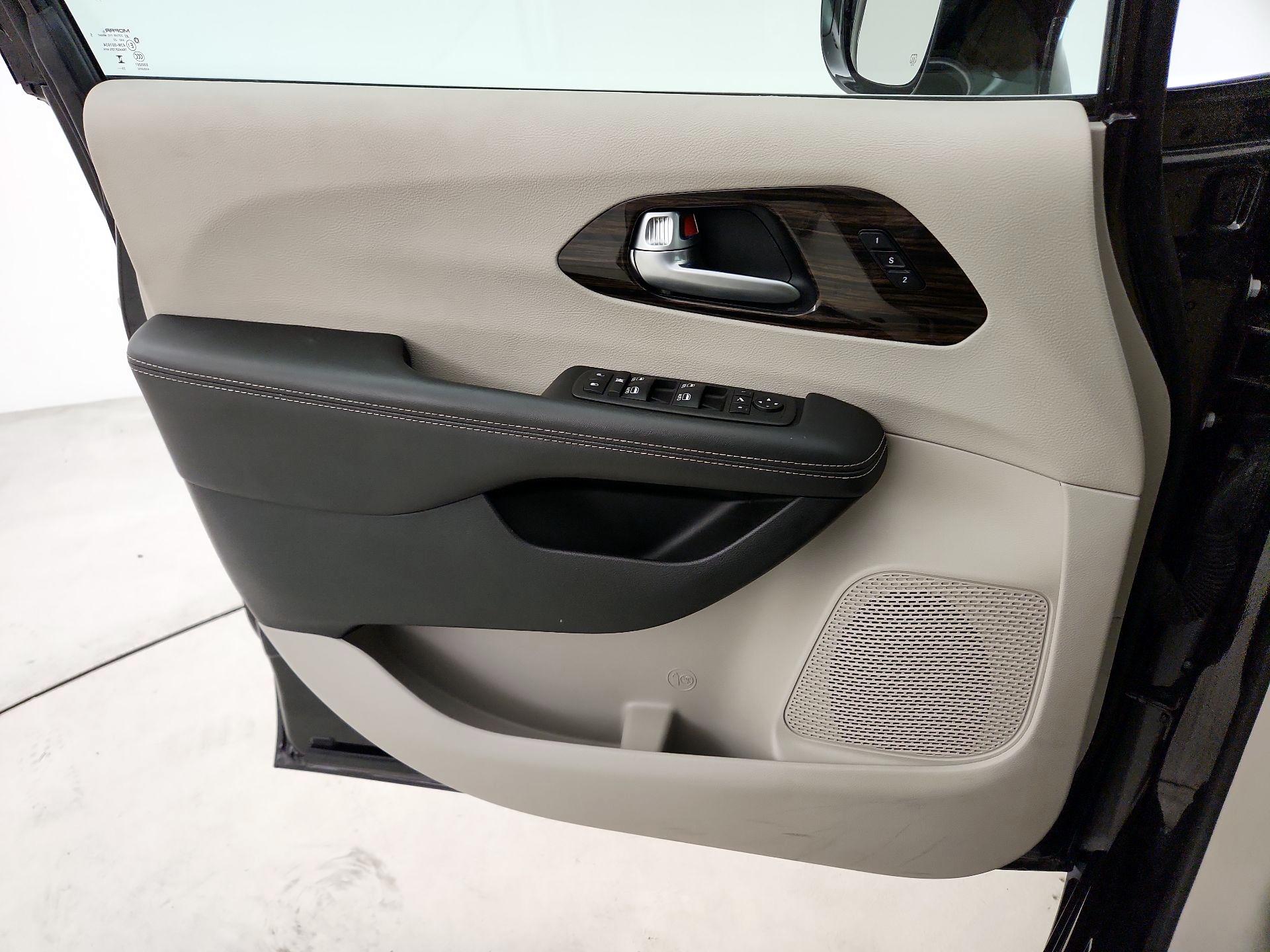 Thumbnail: 2024 Chrysler Pacifica - 12