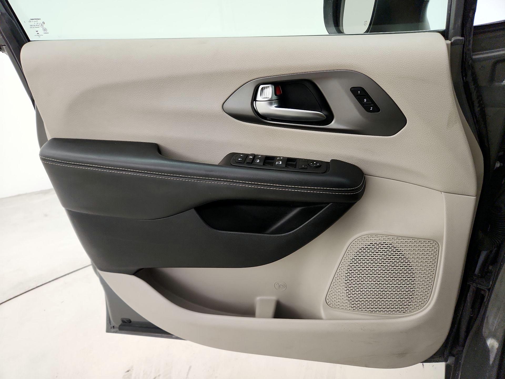 Thumbnail: 2023 Chrysler Pacifica - 12