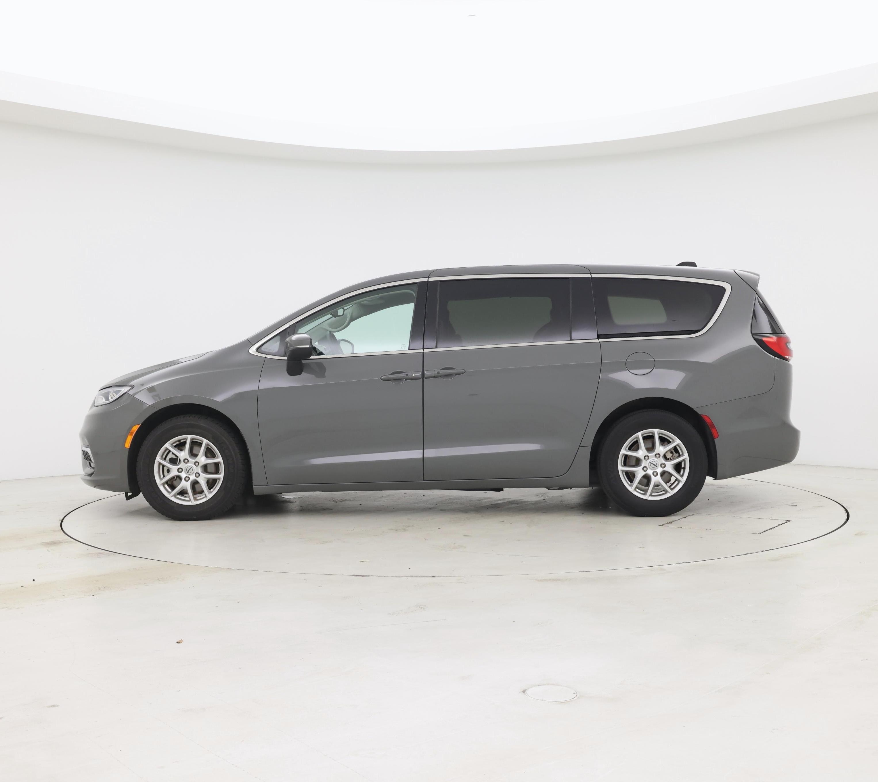 Thumbnail: 2023 Chrysler Pacifica - 3