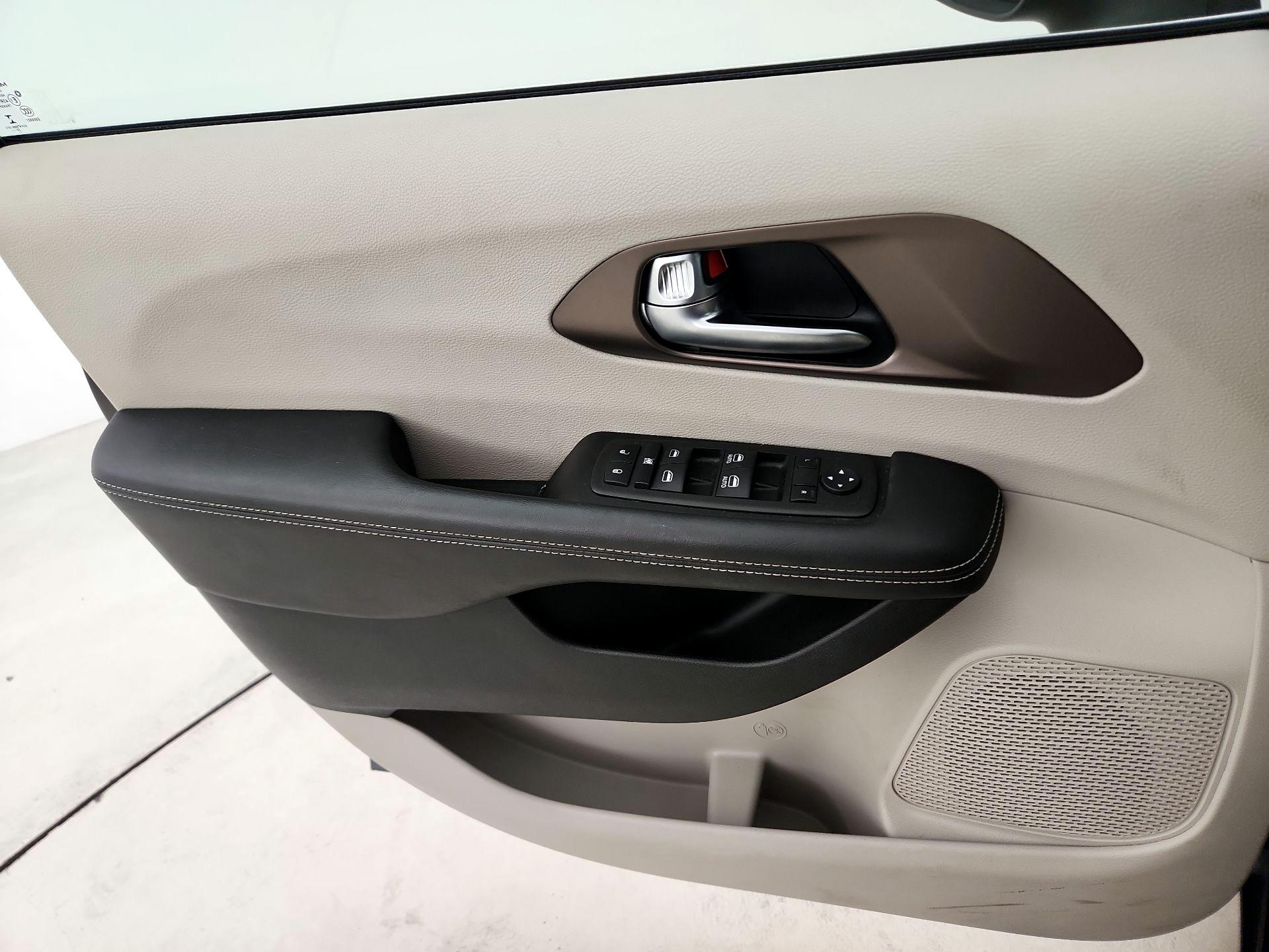 Thumbnail: 2023 Chrysler Voyager - 12
