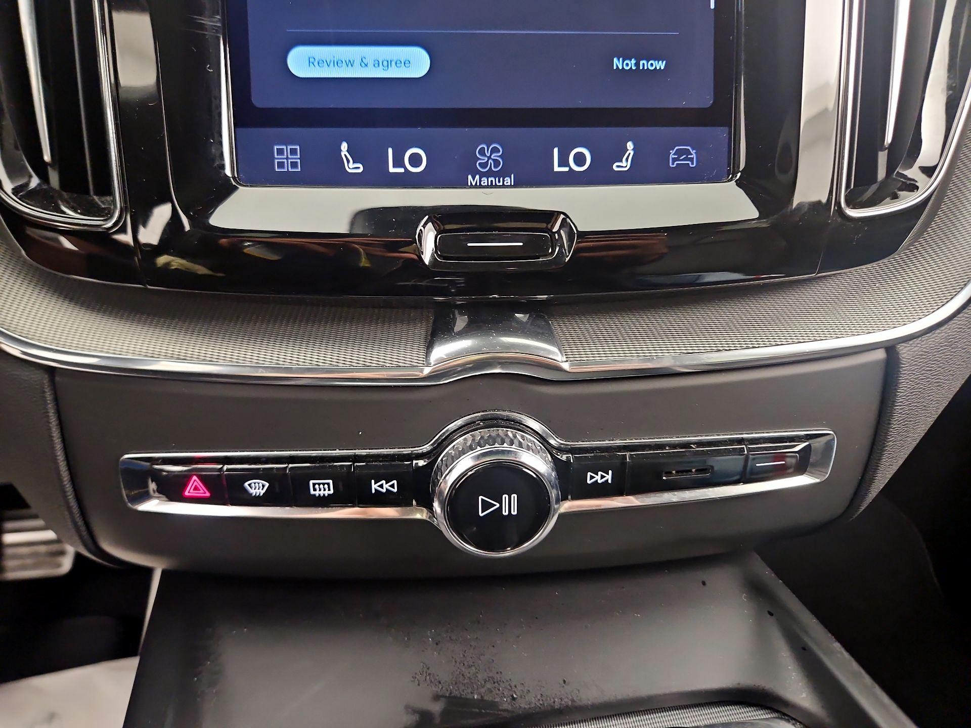 Thumbnail: 2022 Volvo XC60 - 15