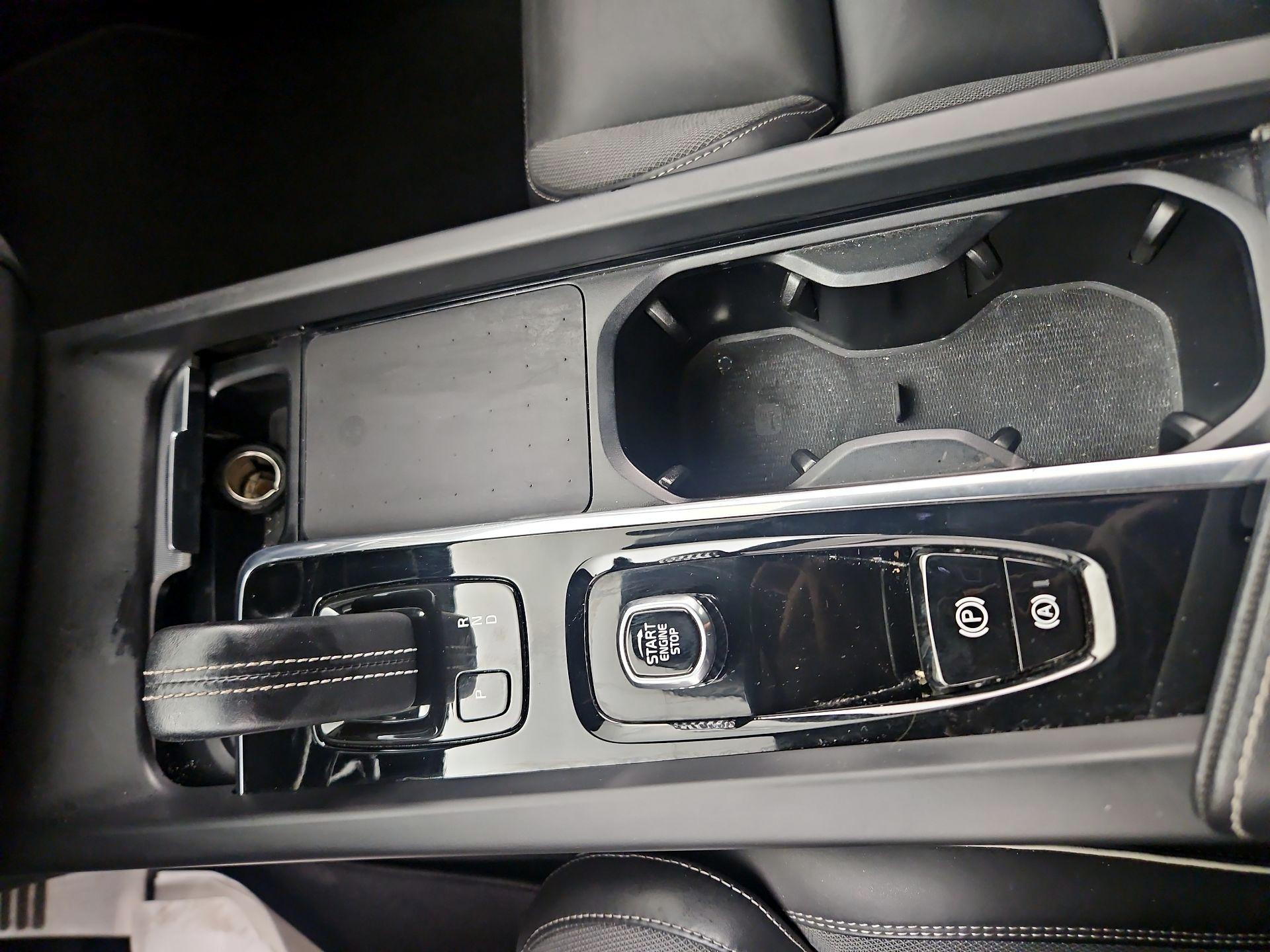 Thumbnail: 2022 Volvo XC60 - 16