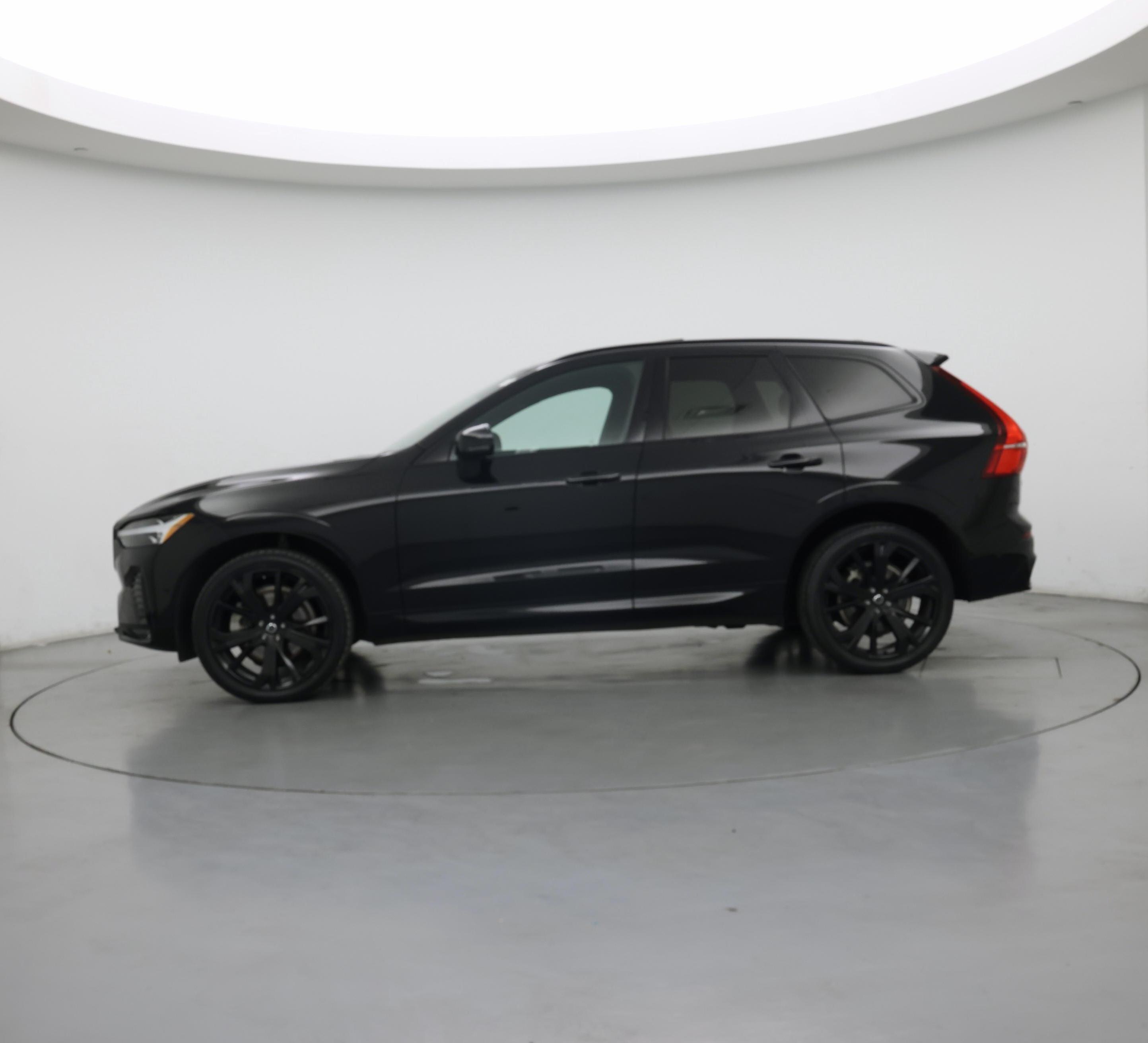 Thumbnail: 2022 Volvo XC60 - 3