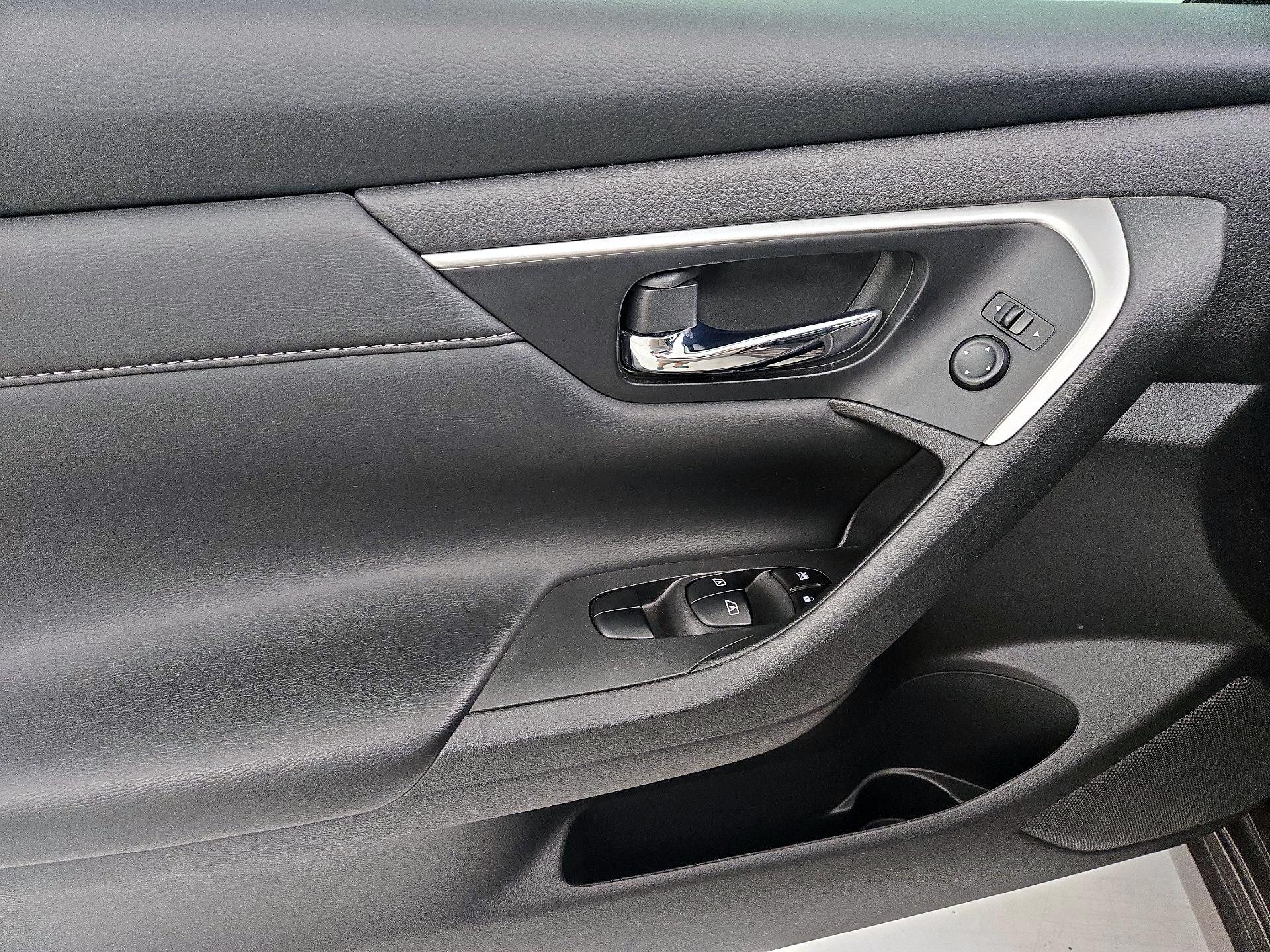 Thumbnail: 2016 Nissan Altima - 12