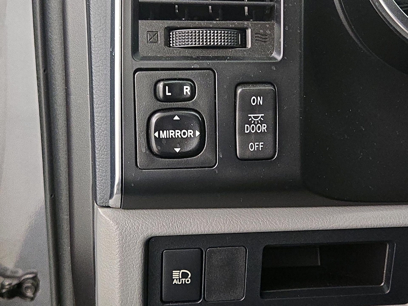 2019 Toyota Sequoia SR5 - Photo 14