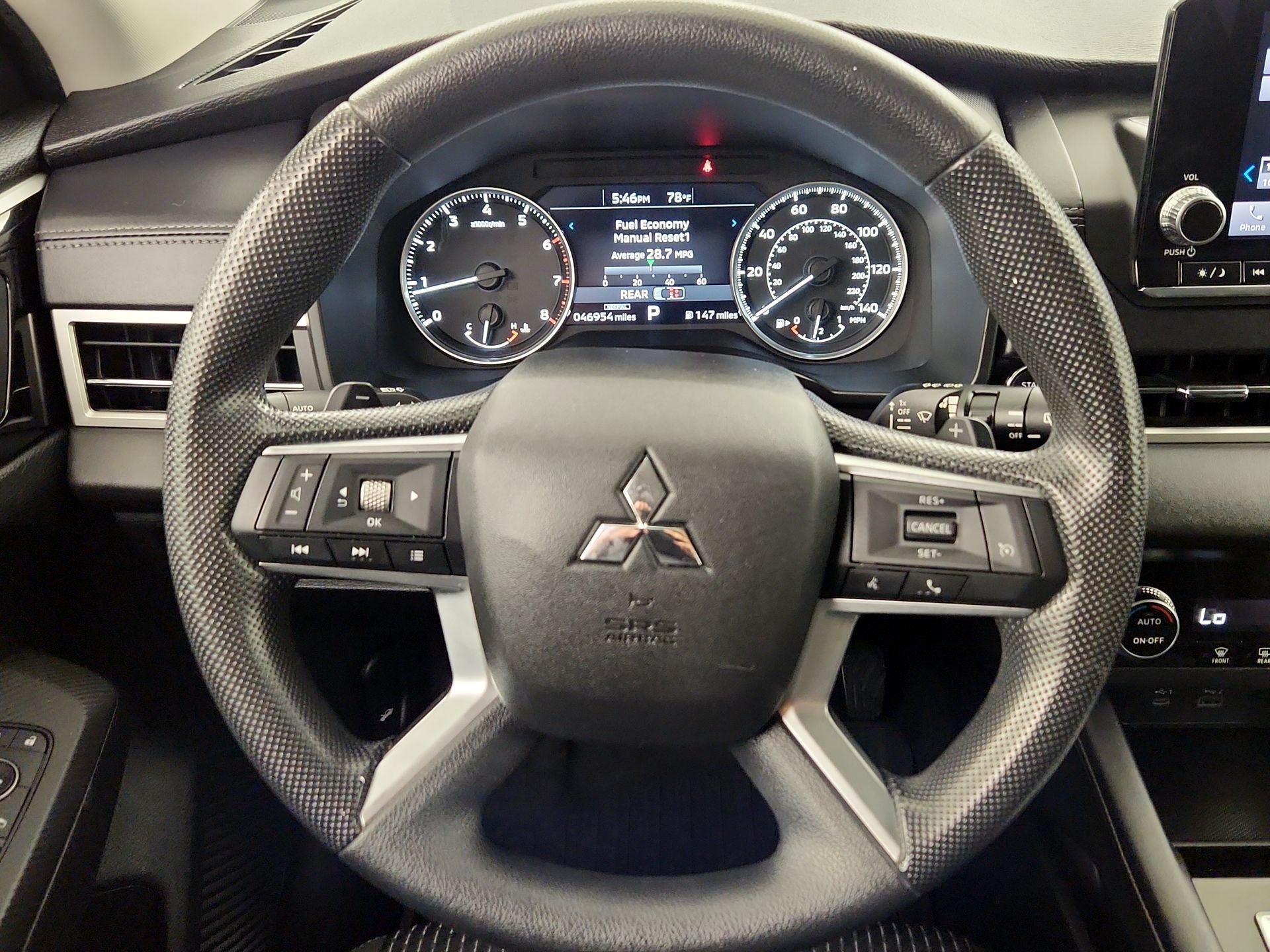 Thumbnail: 2023 Mitsubishi Outlander - 10