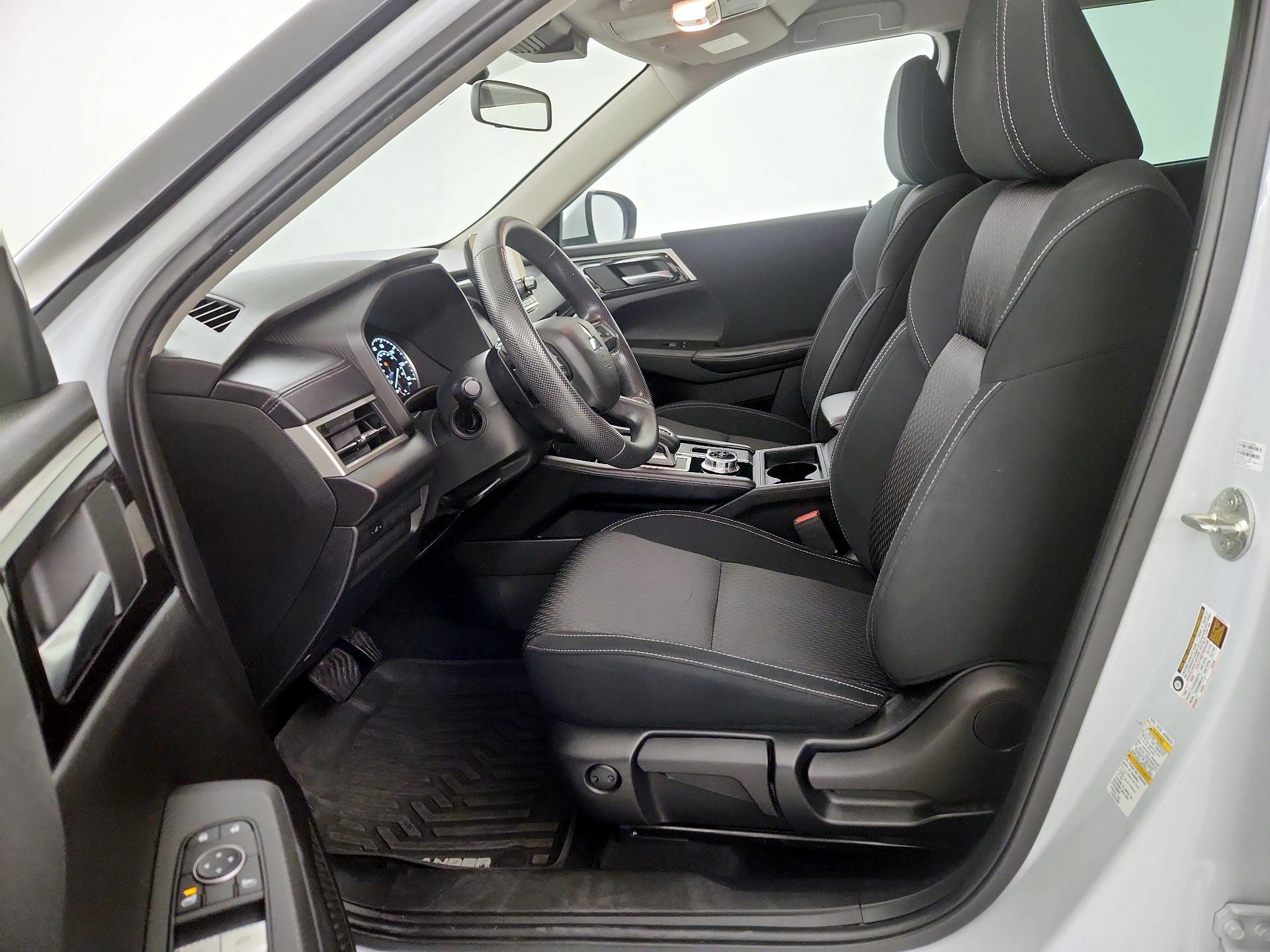 Thumbnail: 2023 Mitsubishi Outlander - 11