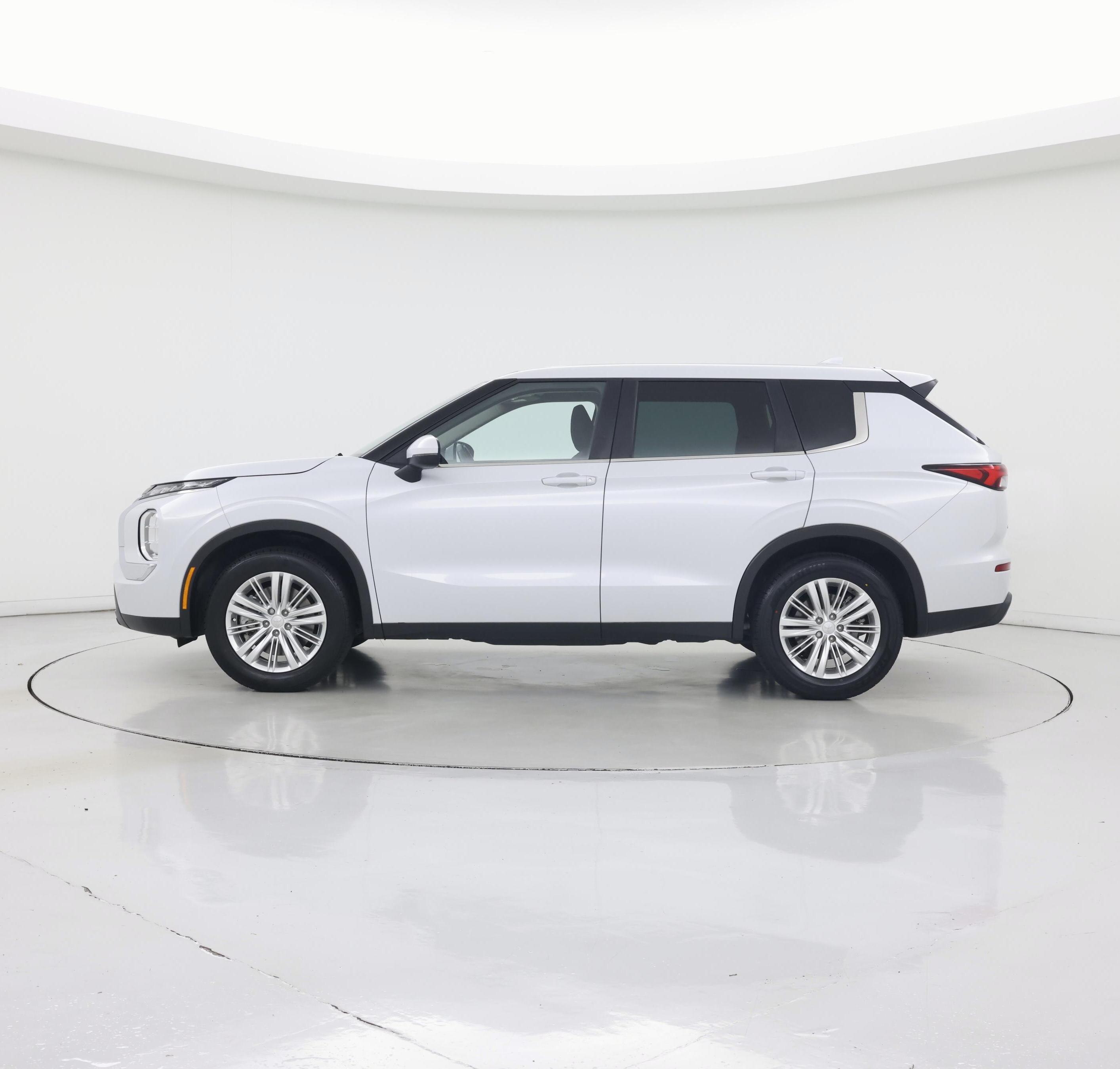 Thumbnail: 2023 Mitsubishi Outlander - 3