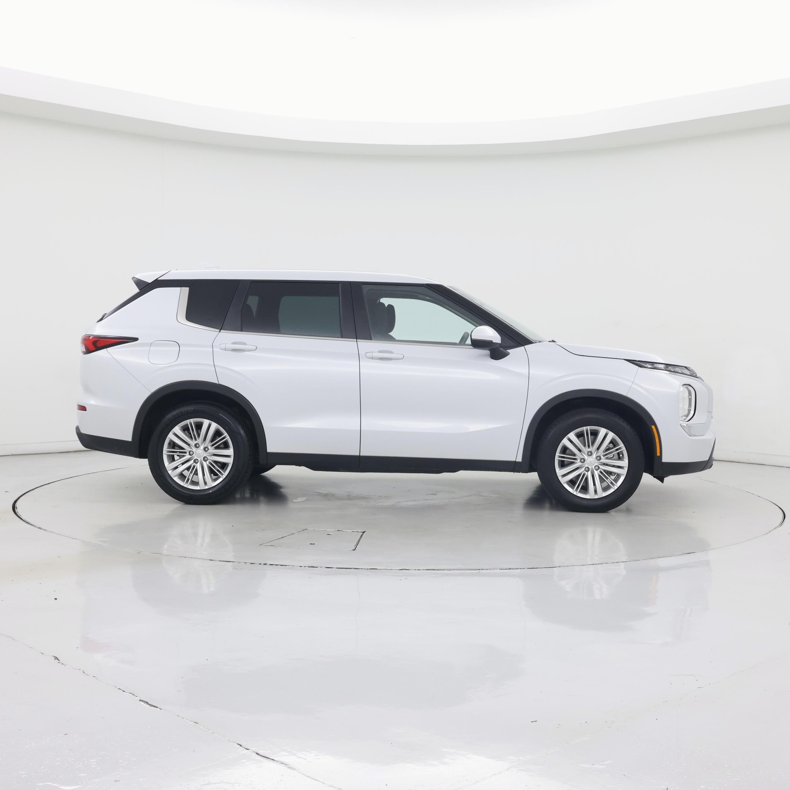 Thumbnail: 2023 Mitsubishi Outlander - 7