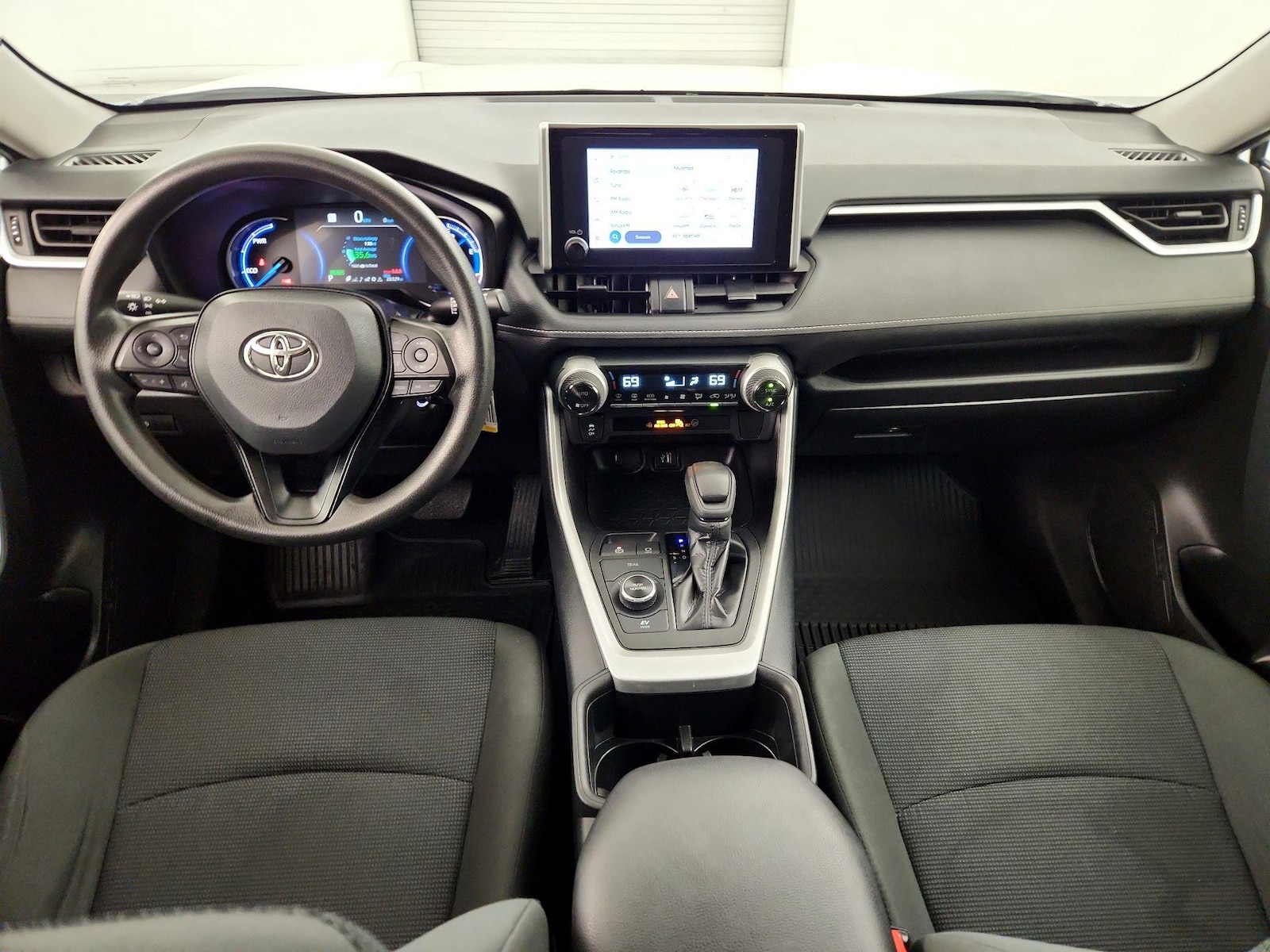 2024 Toyota RAV4 LE - Photo 10