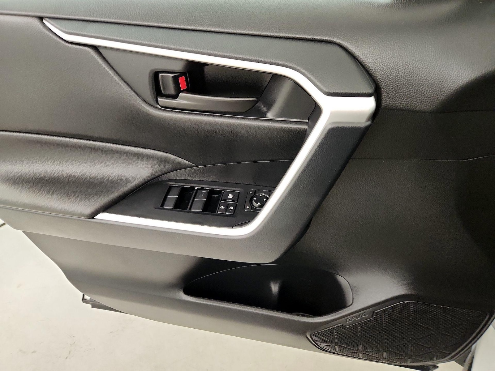 2024 Toyota RAV4 LE - Photo 13