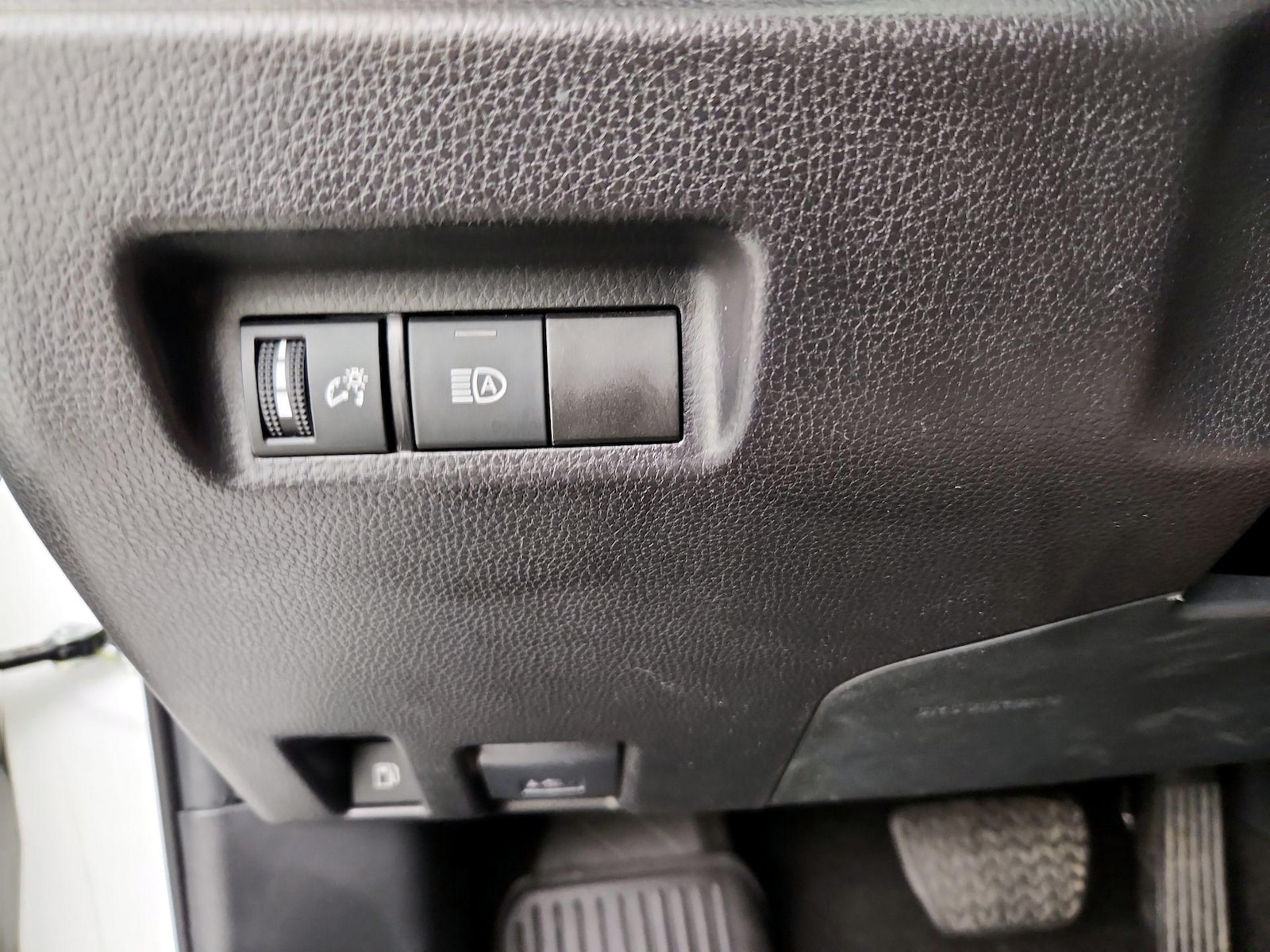 2024 Toyota RAV4 LE - Photo 14