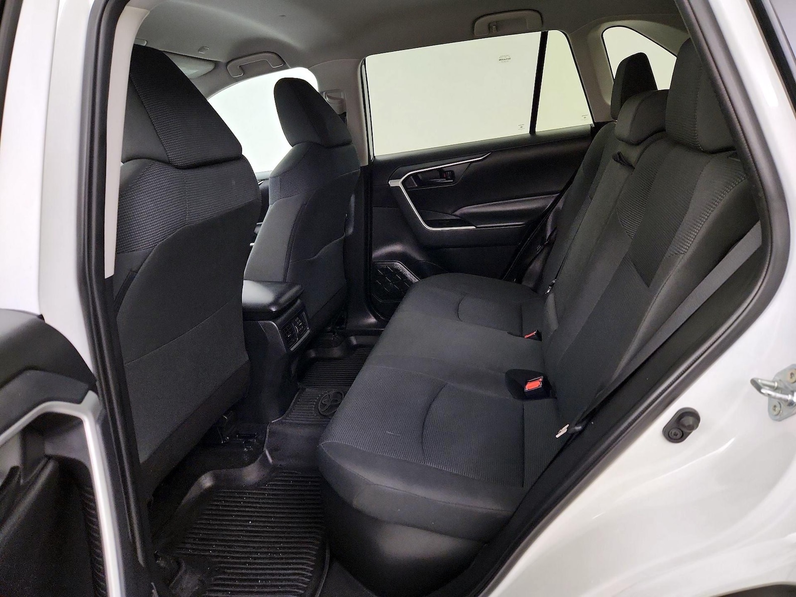 2024 Toyota RAV4 LE - Photo 20
