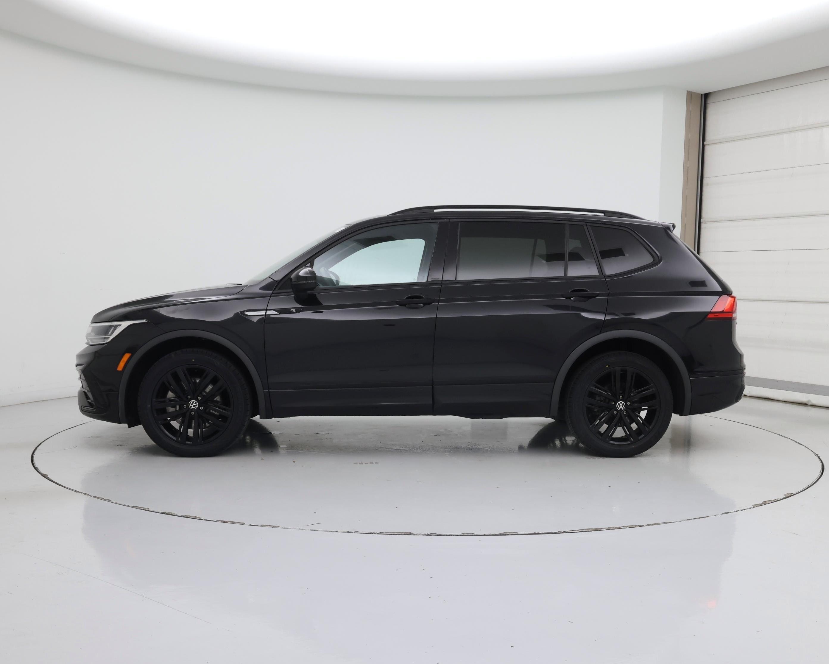 Thumbnail: 2022 Volkswagen Tiguan - 3