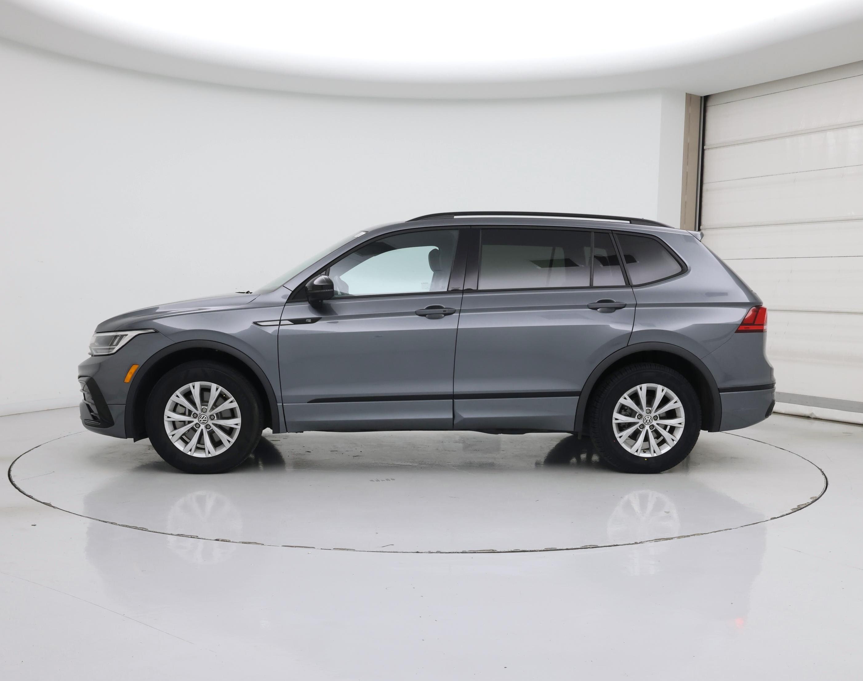 Thumbnail: 2023 Volkswagen Tiguan - 3