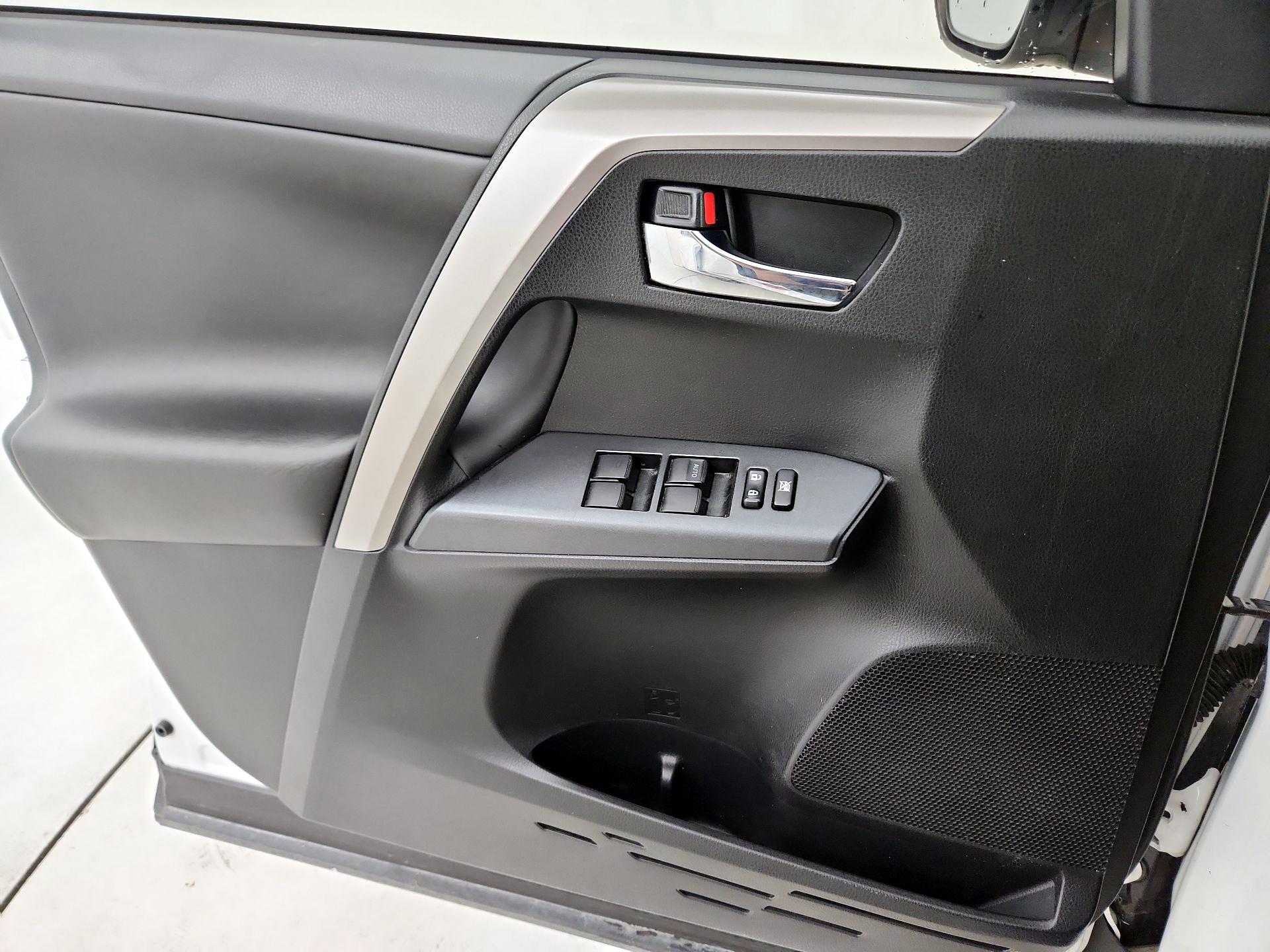 Thumbnail: 2018 Toyota RAV4 - 10