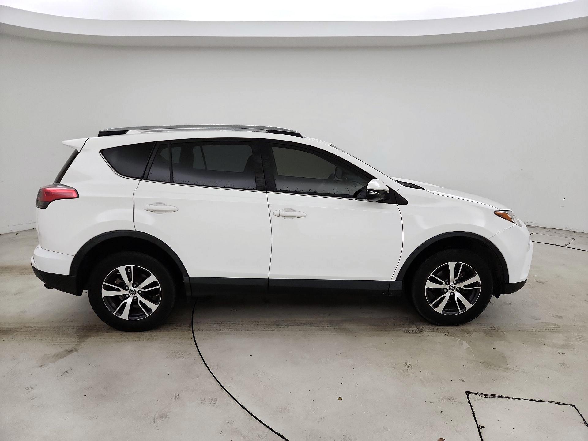 Thumbnail: 2018 Toyota RAV4 - 4