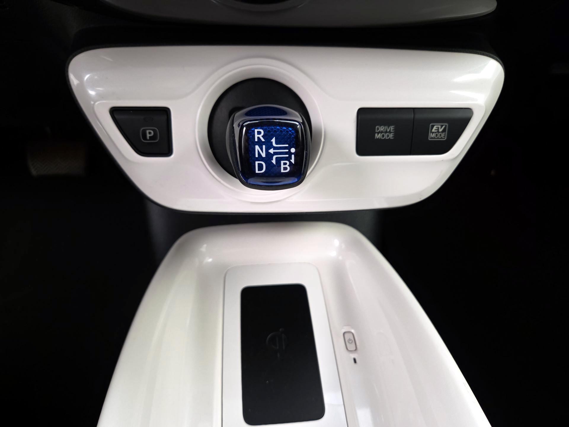 Thumbnail: 2016 Toyota Prius - 17