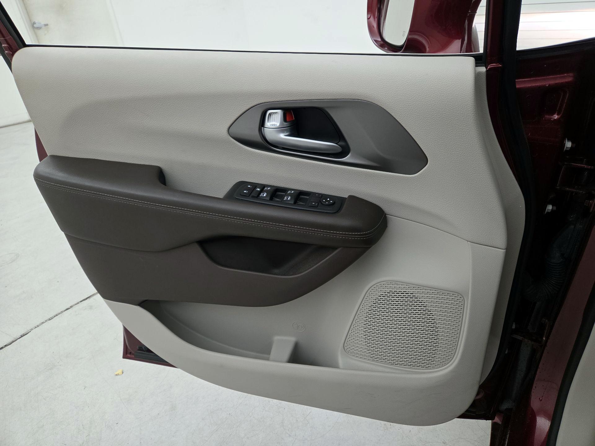 Thumbnail: 2018 Chrysler Pacifica - 12