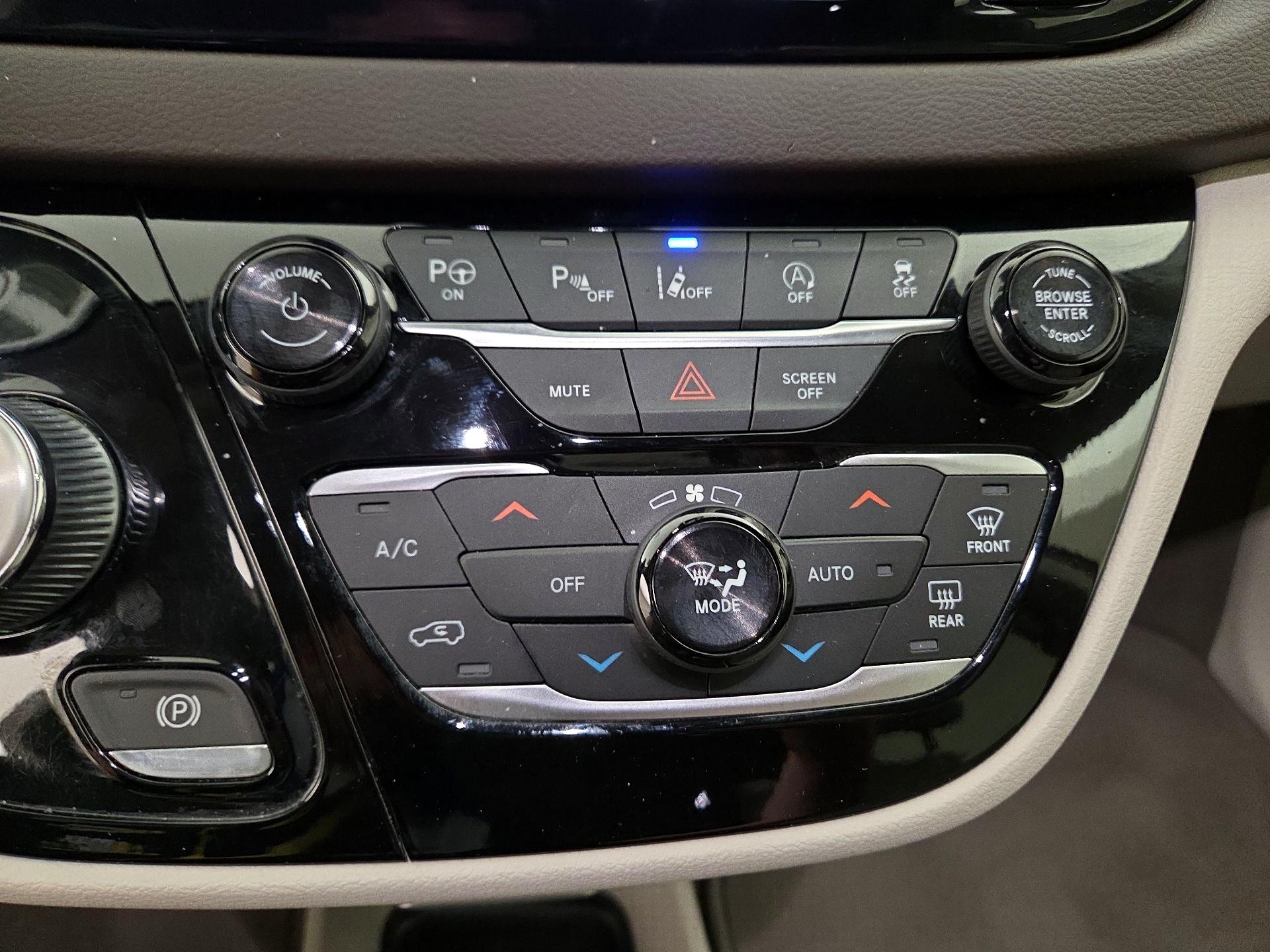 Thumbnail: 2018 Chrysler Pacifica - 14