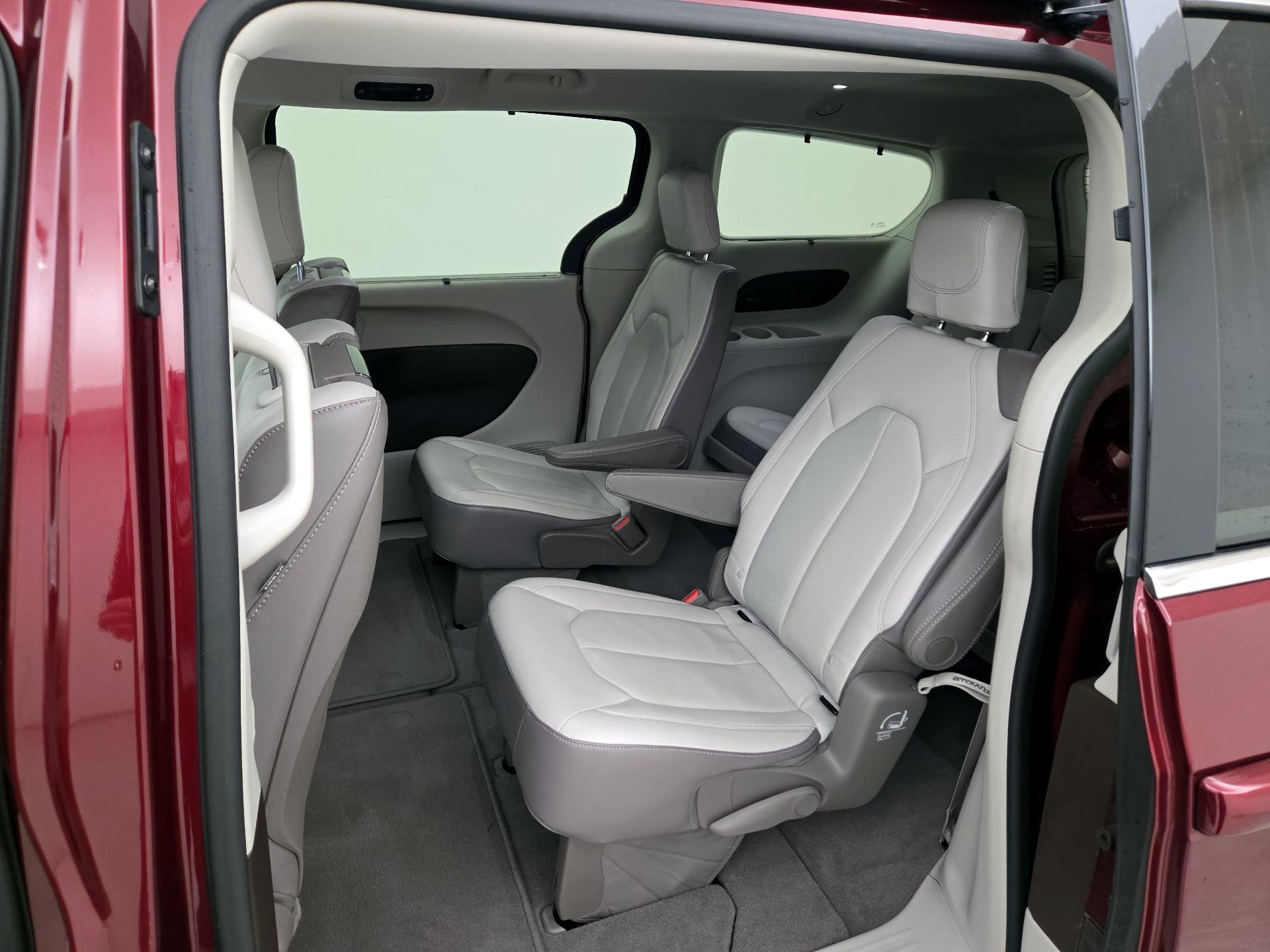 Thumbnail: 2018 Chrysler Pacifica - 17