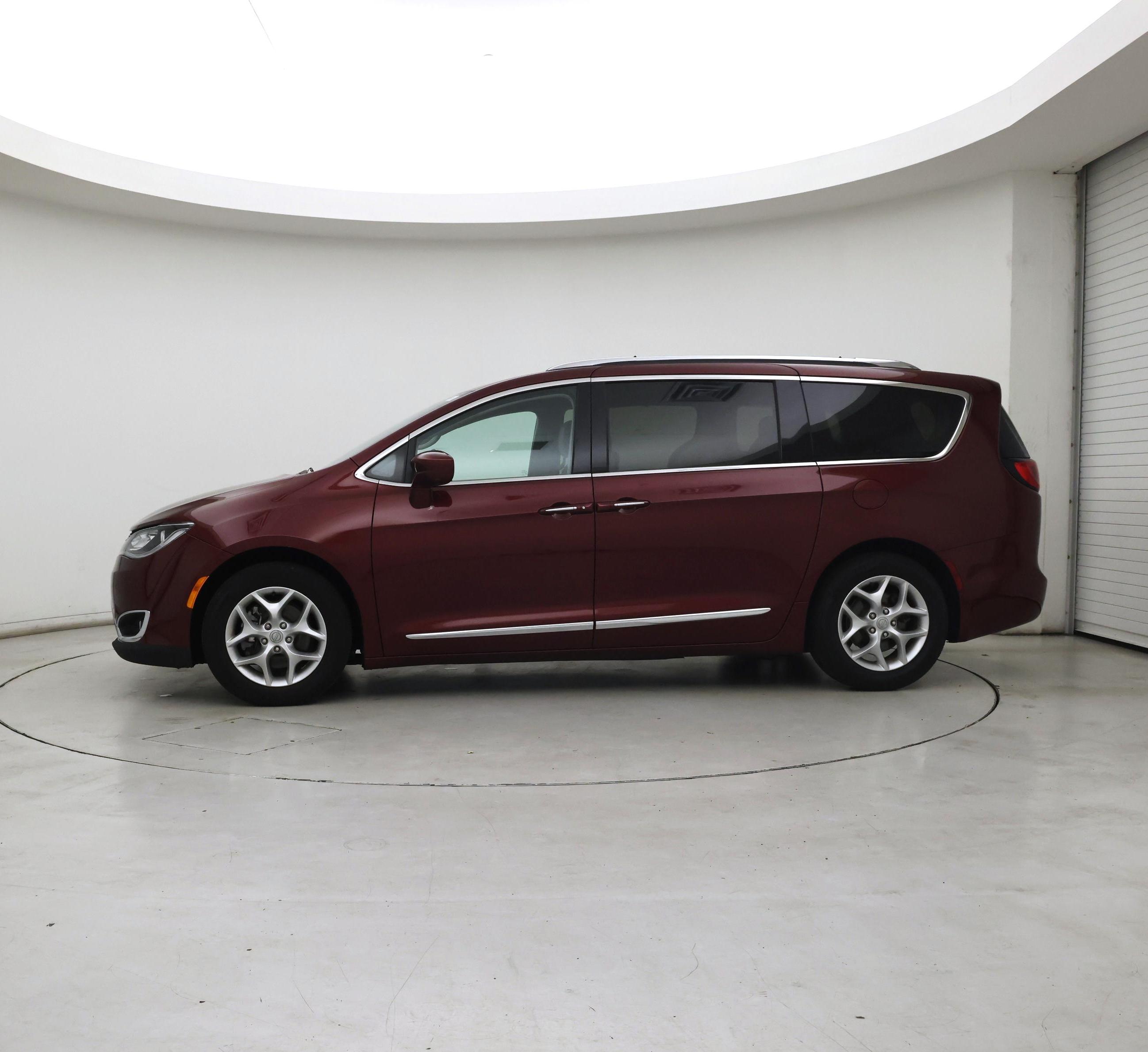 Thumbnail: 2018 Chrysler Pacifica - 3