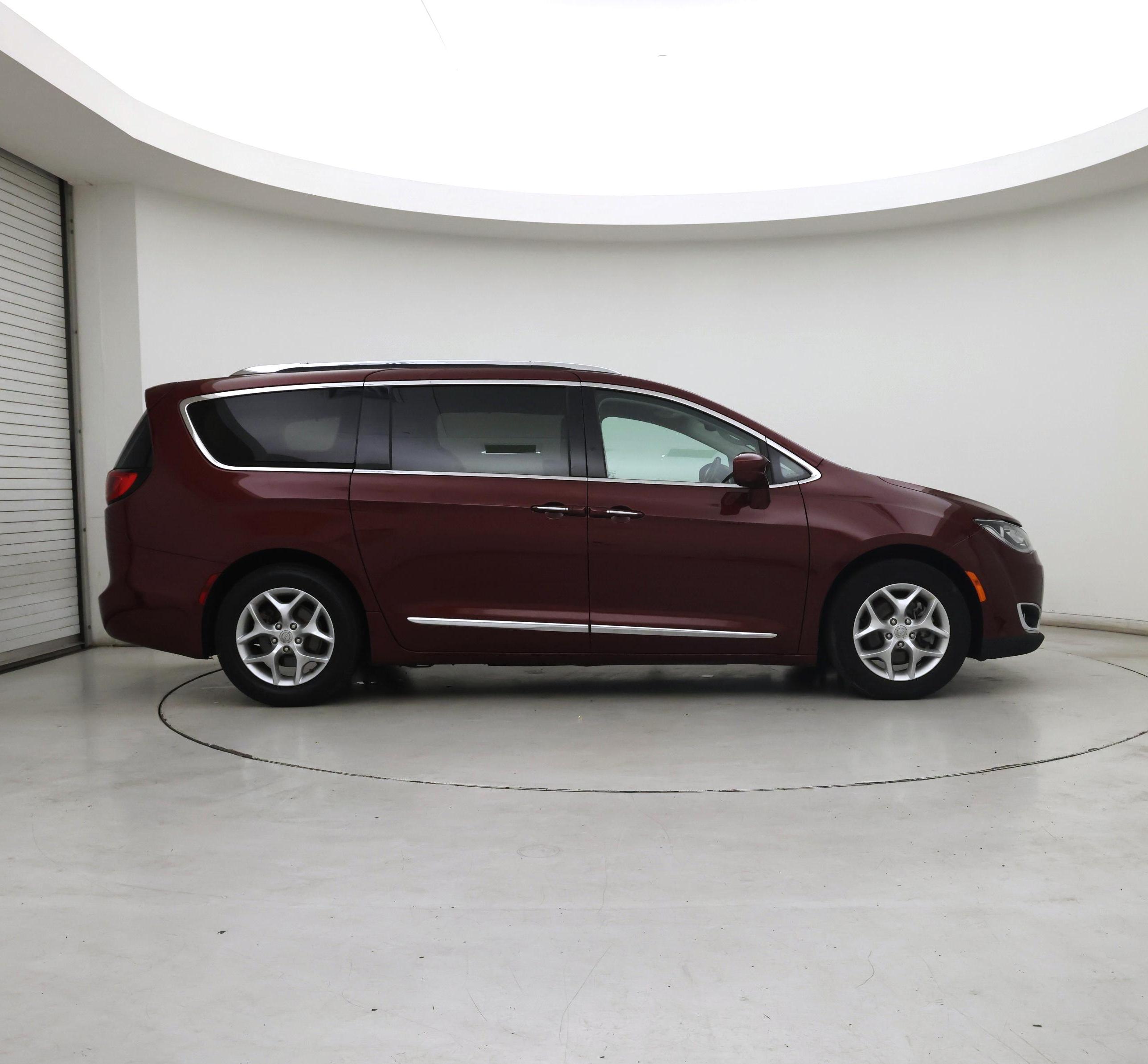 Thumbnail: 2018 Chrysler Pacifica - 7