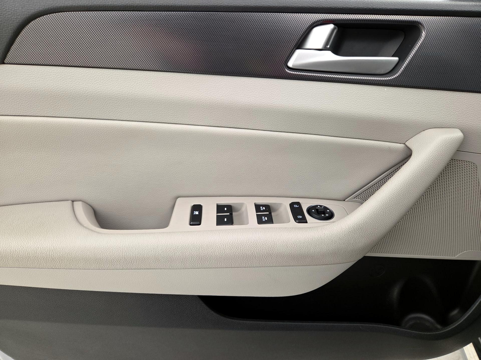 Thumbnail: 2016 Hyundai Sonata - 12