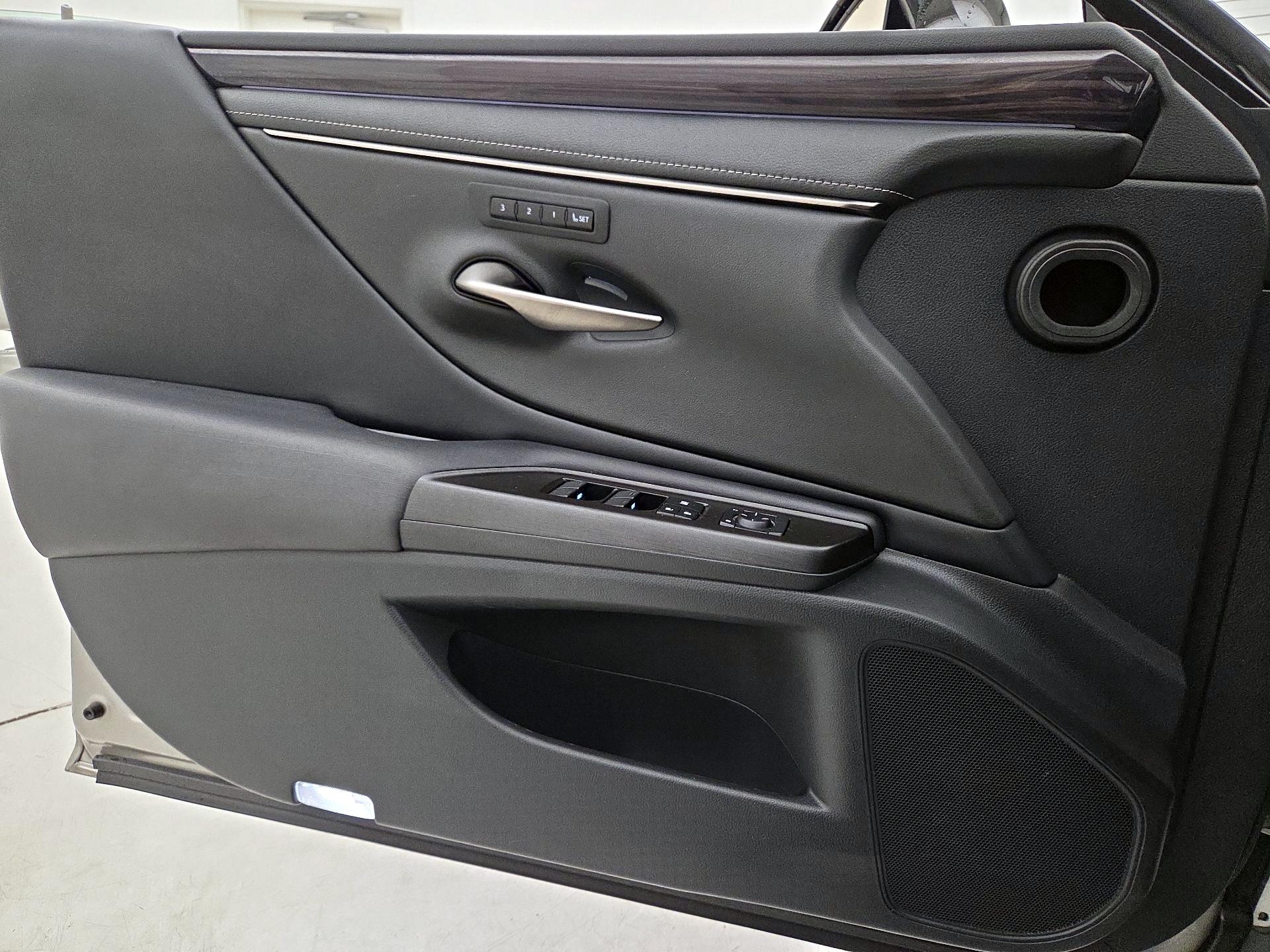 Thumbnail: 2019 Lexus ES - 12