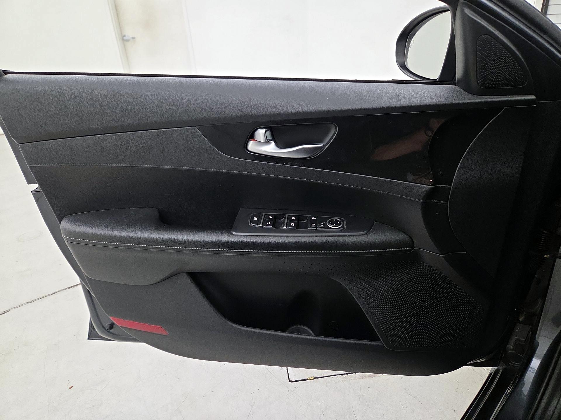 Thumbnail: 2020 Kia Forte - 12