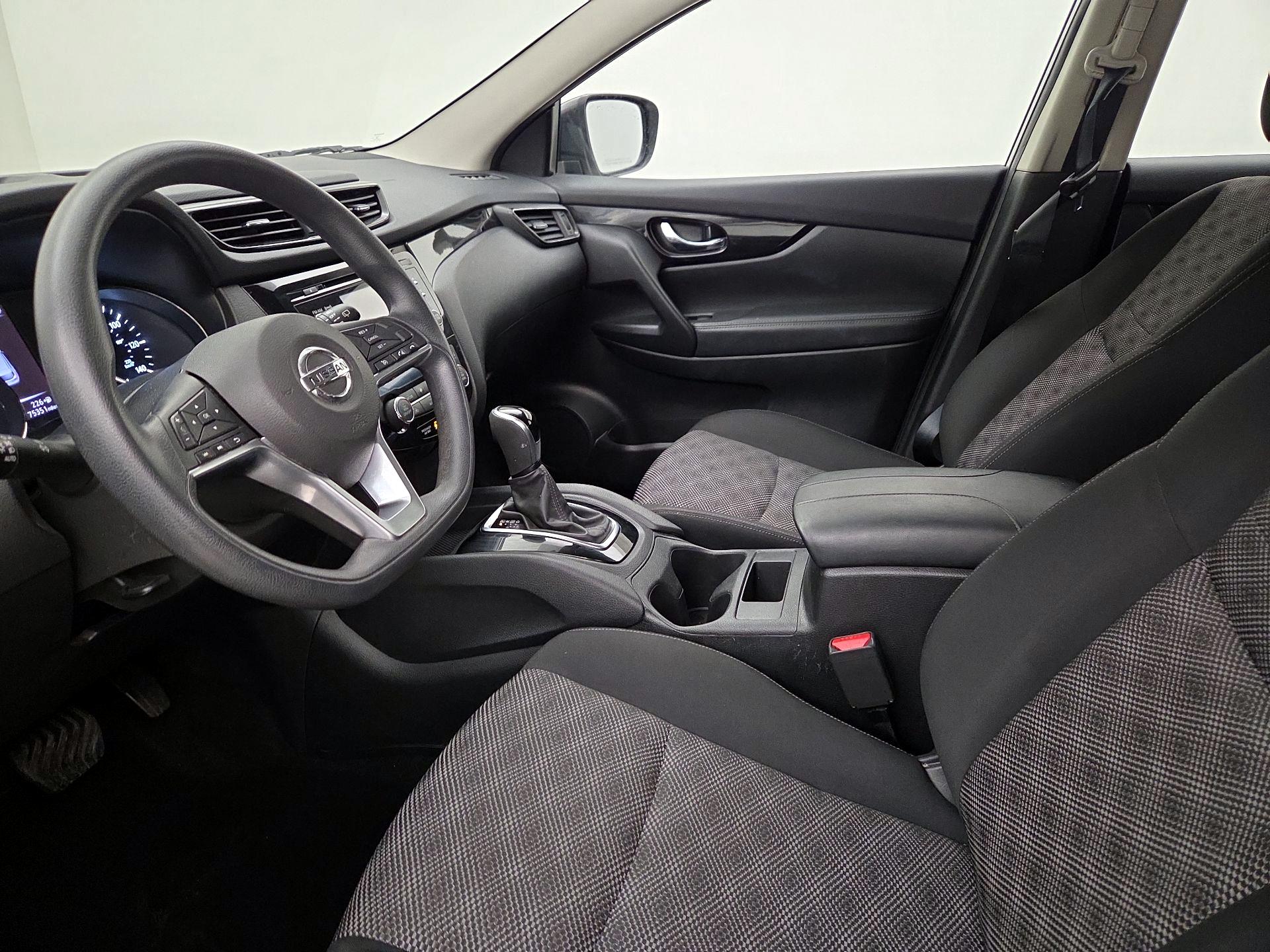 Thumbnail: 2017 Nissan Rogue Sport - 11