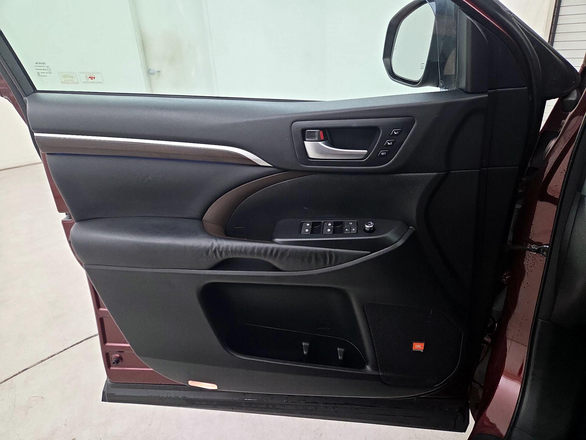 Thumbnail: 2015 Toyota Highlander - 12