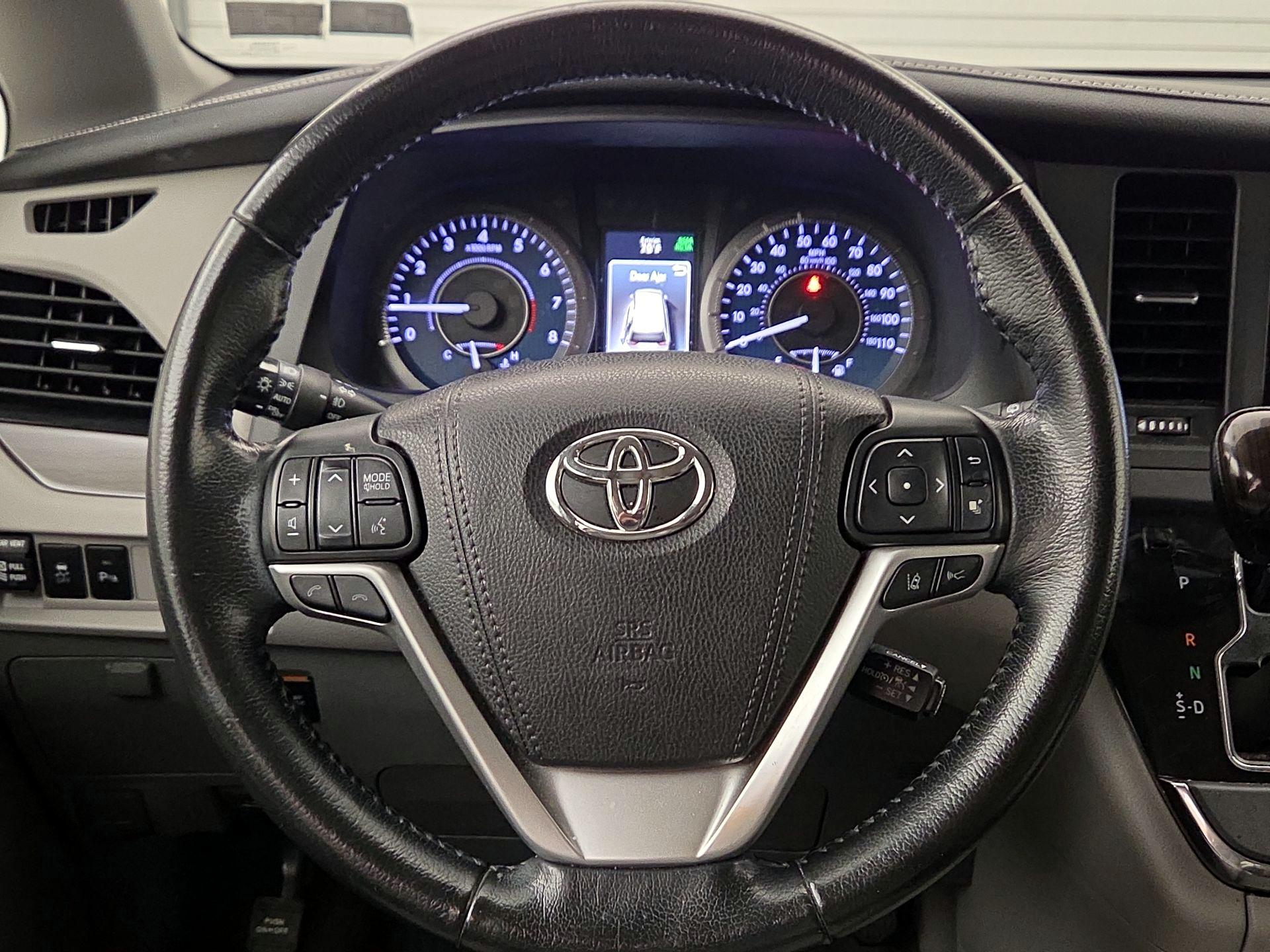 Thumbnail: 2018 Toyota Sienna - 10