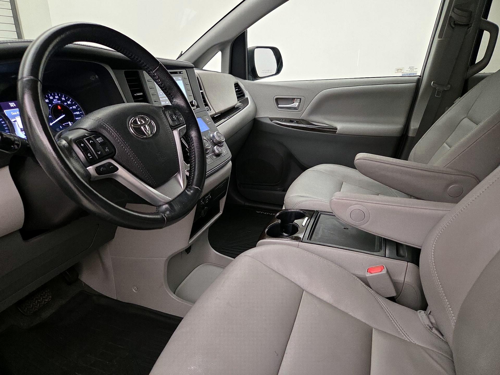 Thumbnail: 2018 Toyota Sienna - 11
