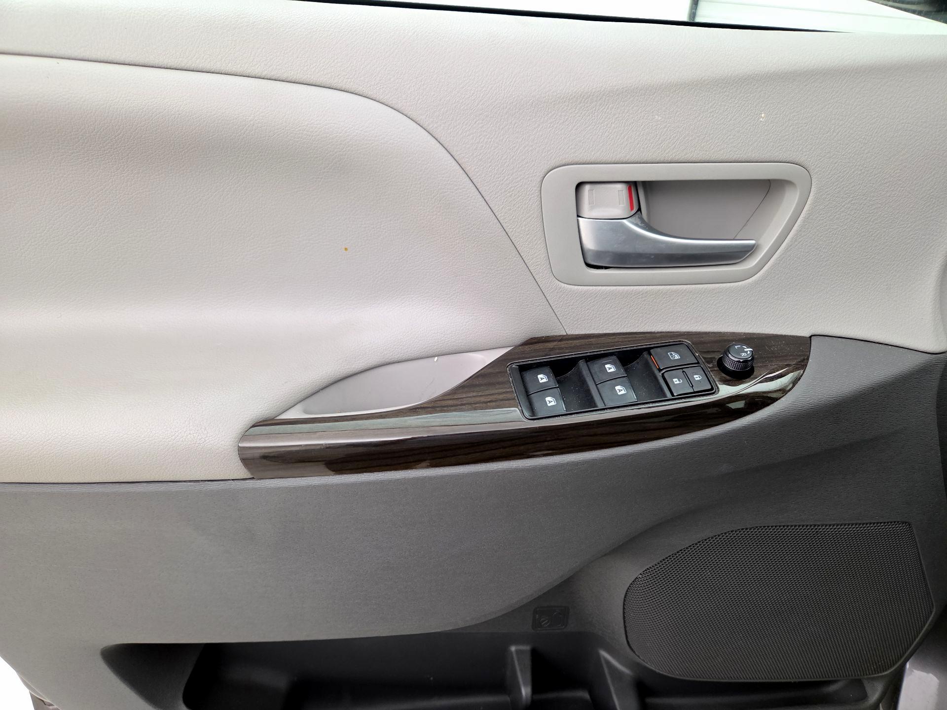 Thumbnail: 2018 Toyota Sienna - 12