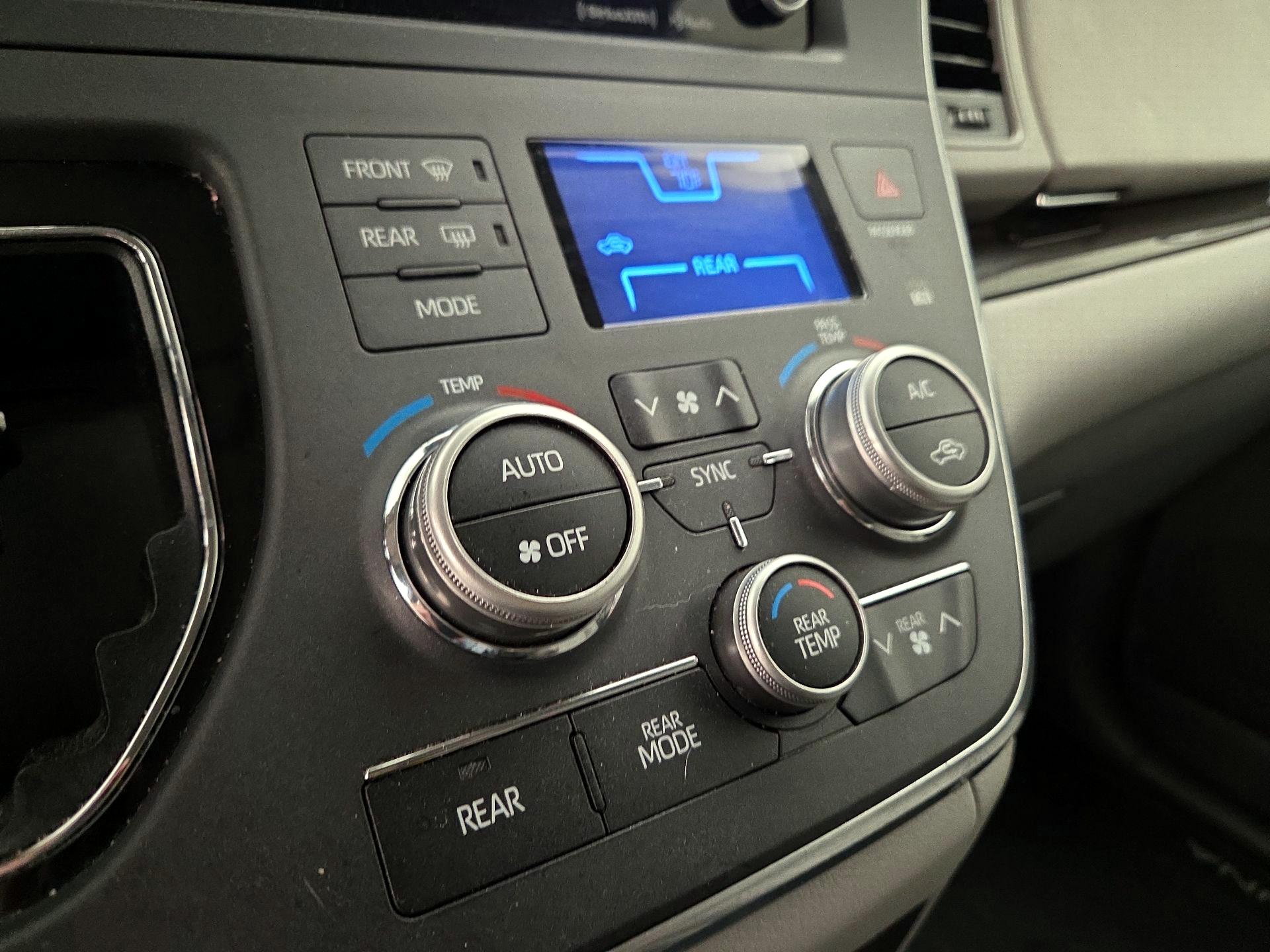 Thumbnail: 2018 Toyota Sienna - 14