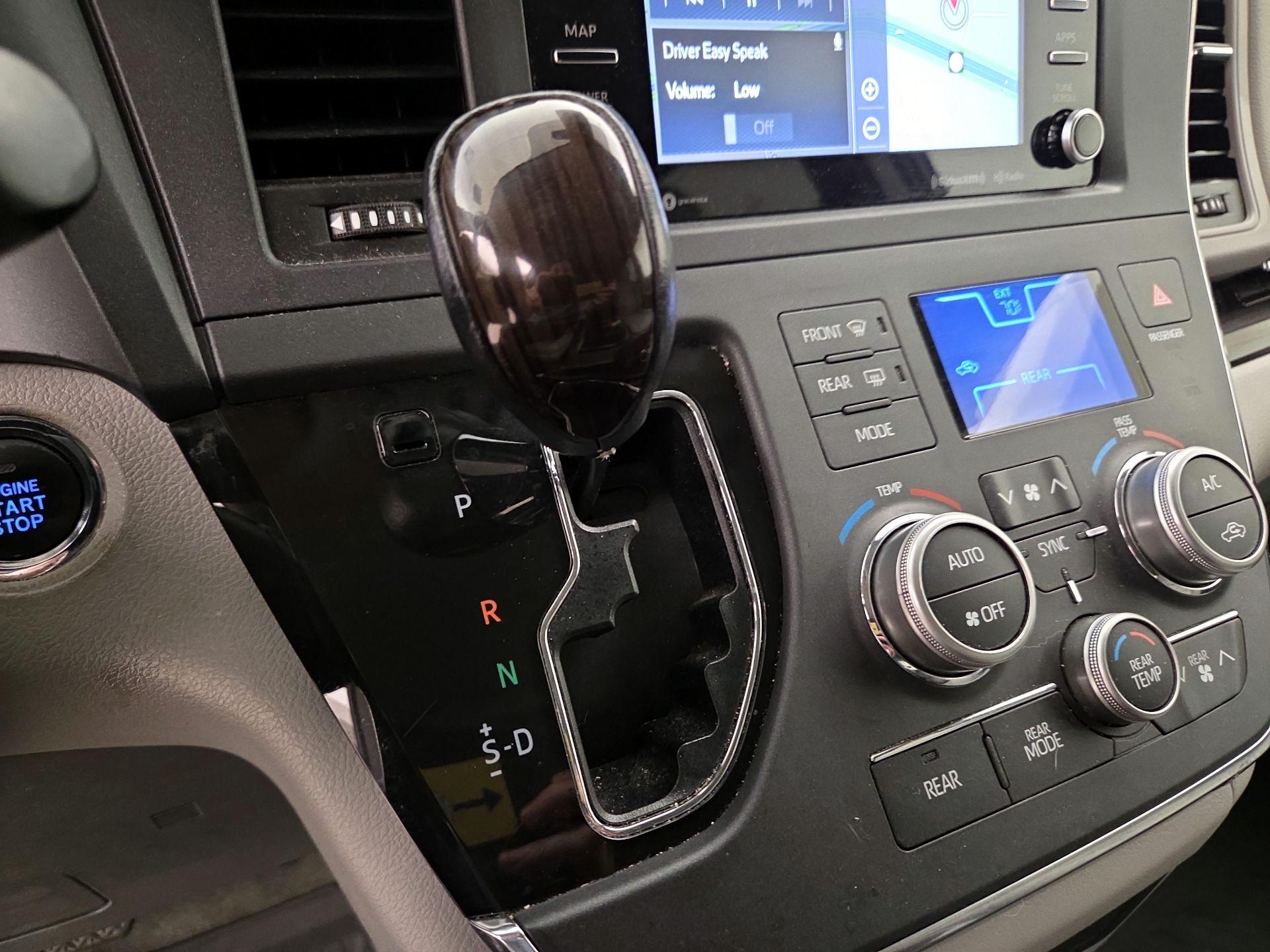 Thumbnail: 2018 Toyota Sienna - 15