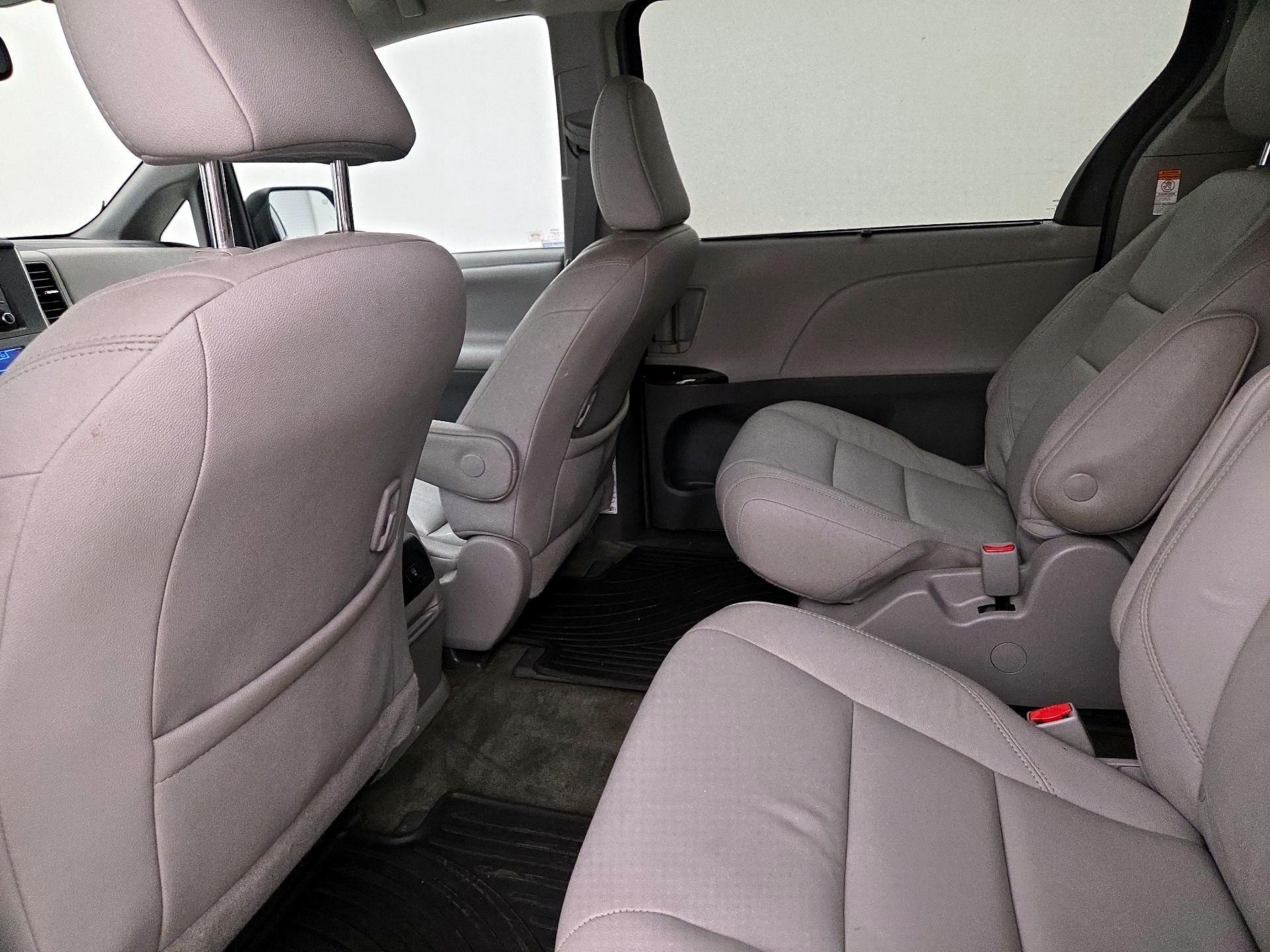 Thumbnail: 2018 Toyota Sienna - 17