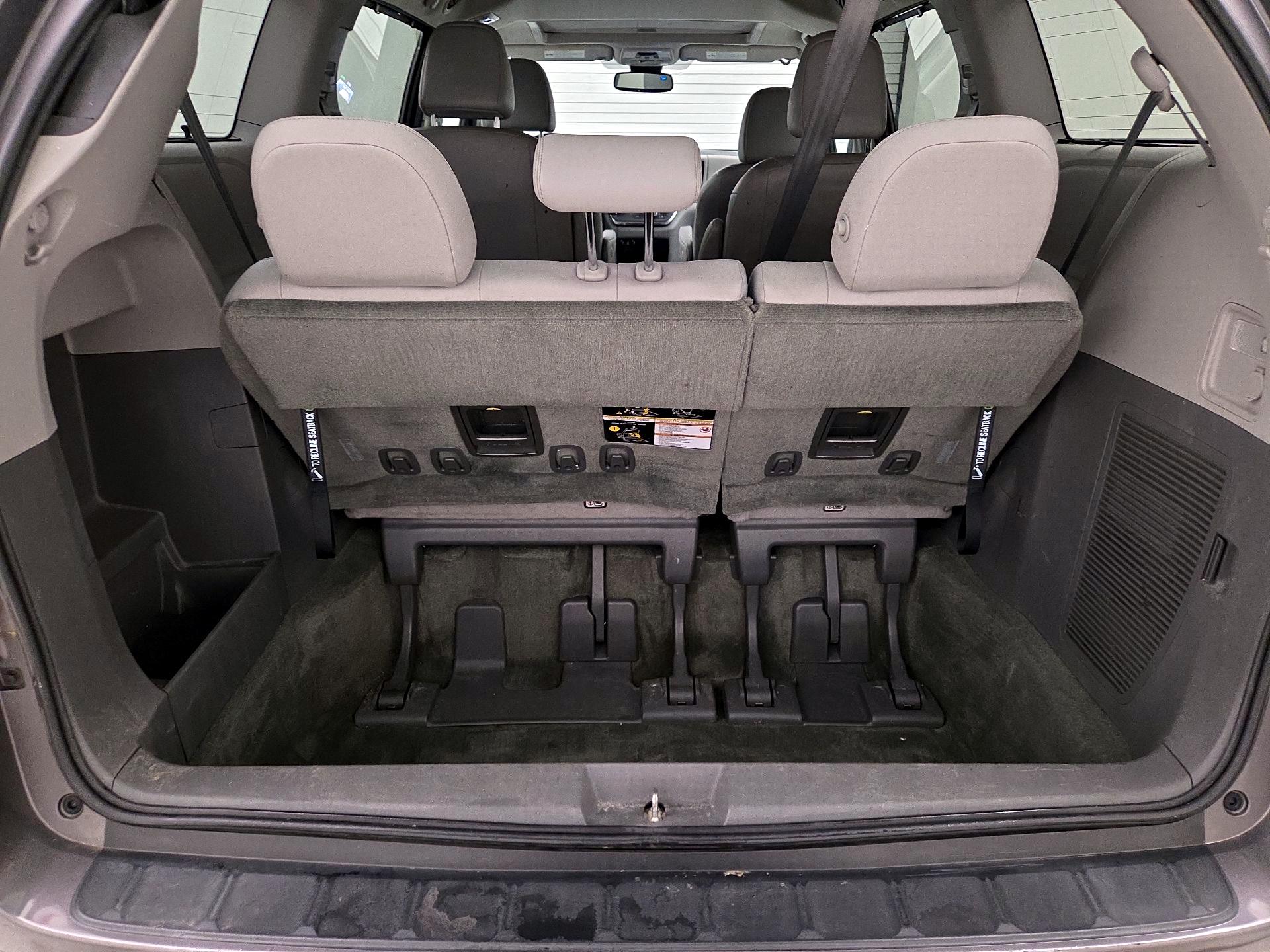 Thumbnail: 2018 Toyota Sienna - 18